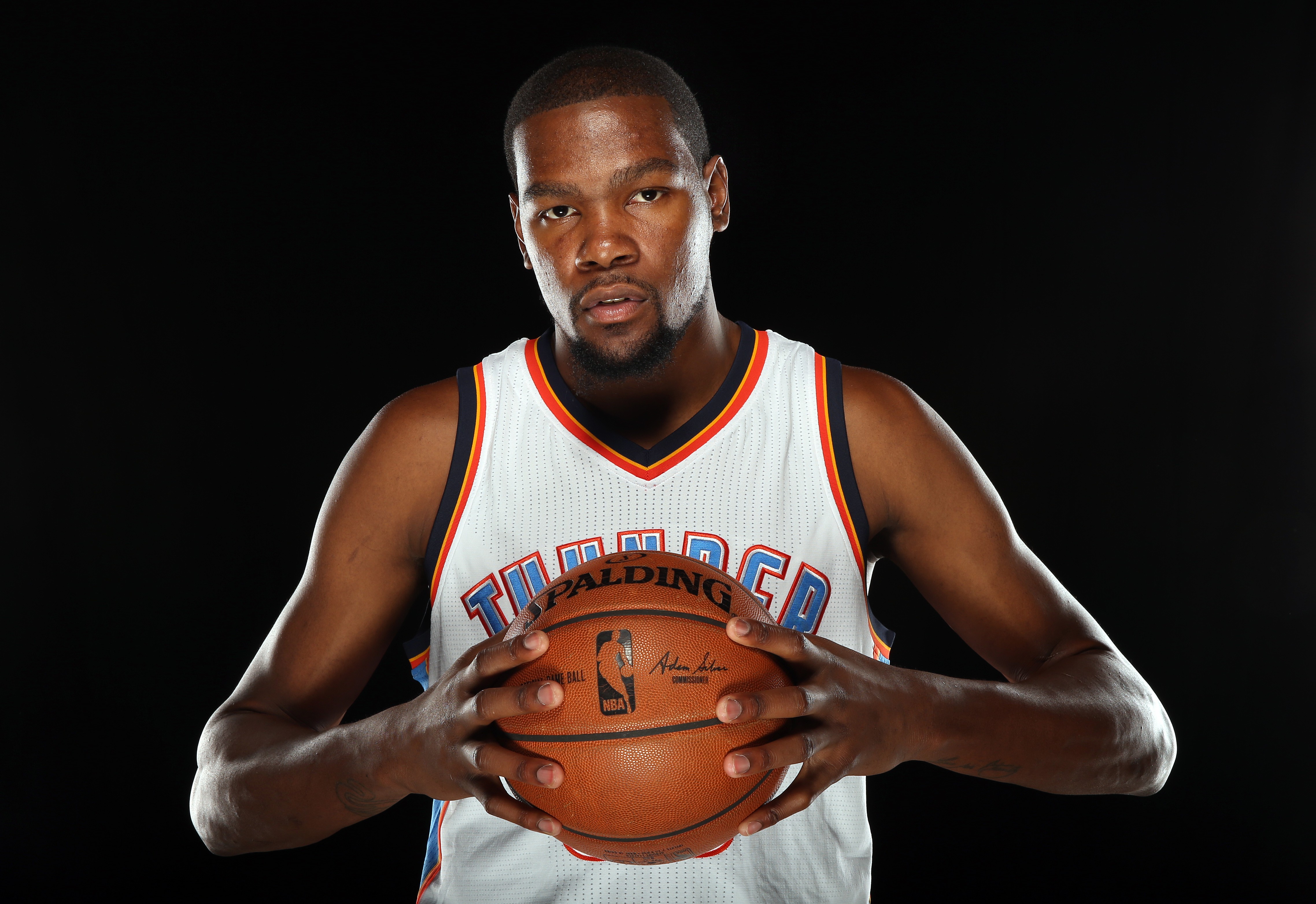 People 4552x3128 NBA basketball men sport looking at viewer ball Kevin Durant simple background