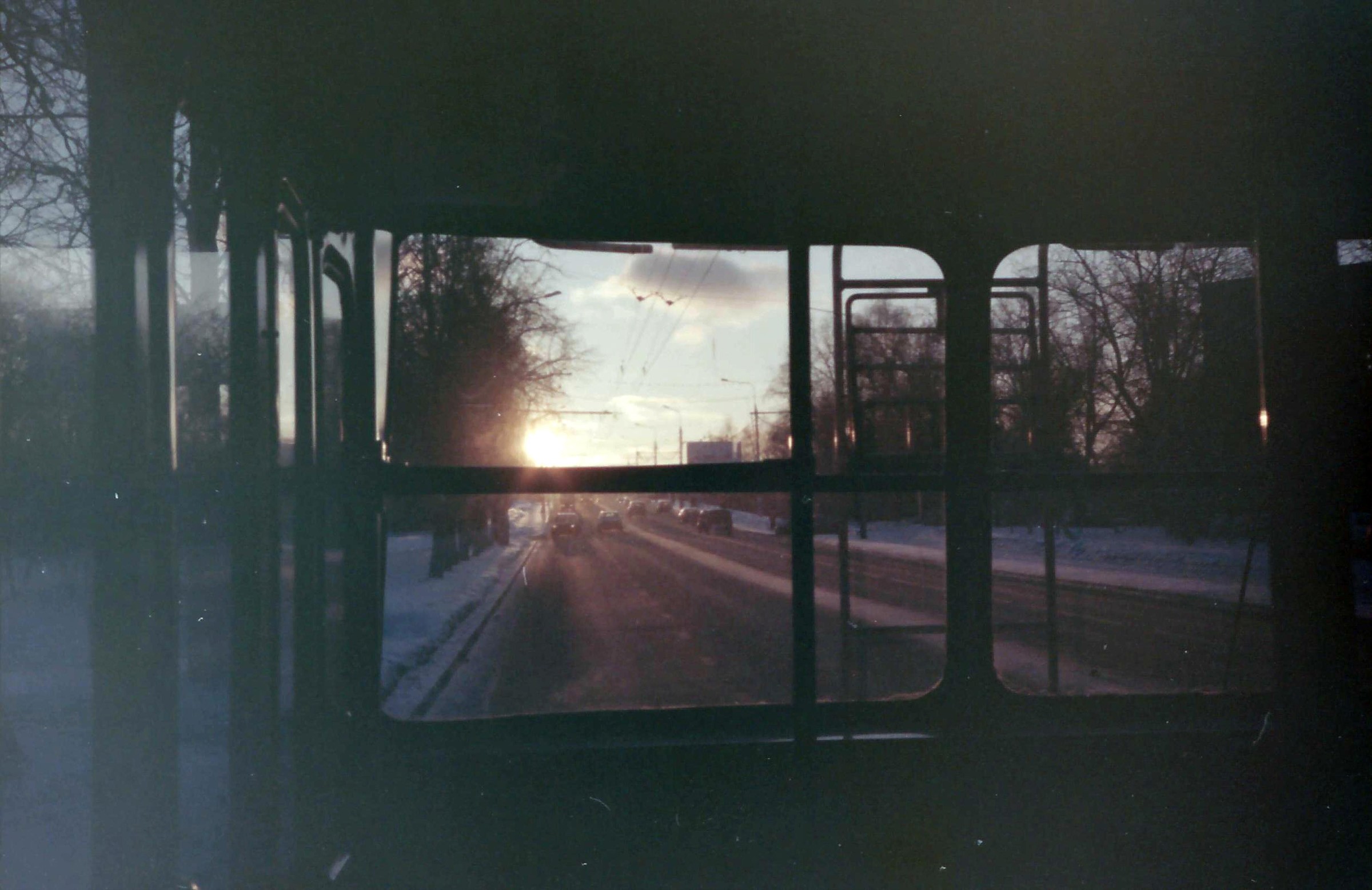 General 2400x1556 winter sunlight city low light trolley bus