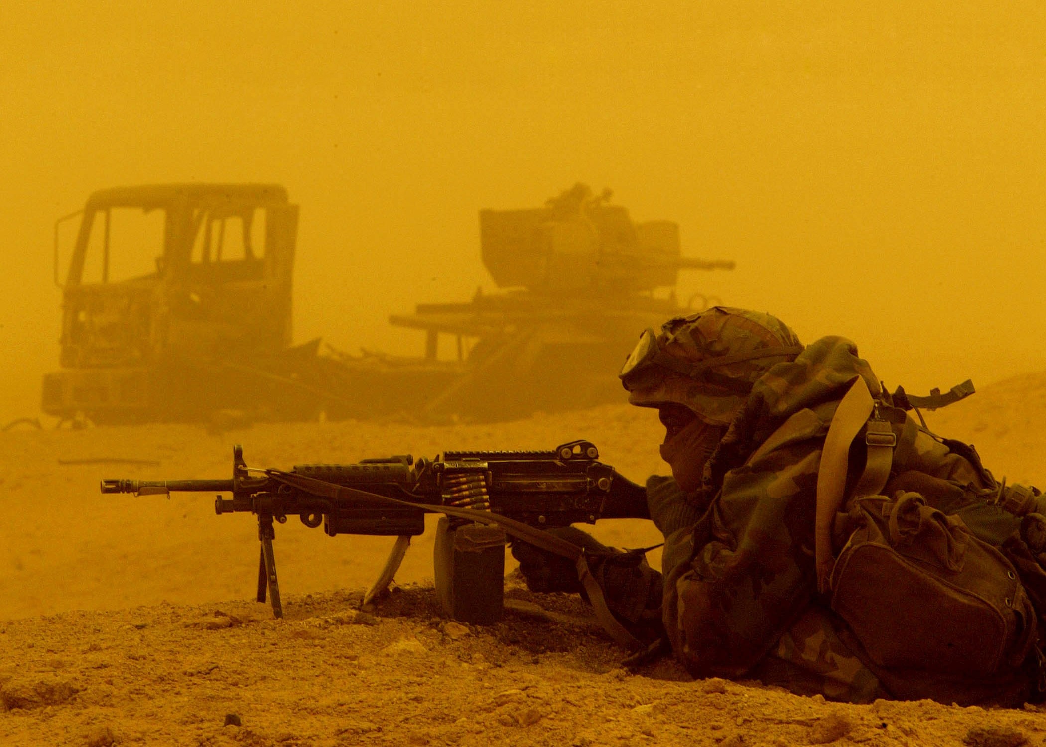 People 2100x1500 military weapon desert soldier sandstorms machine gun men