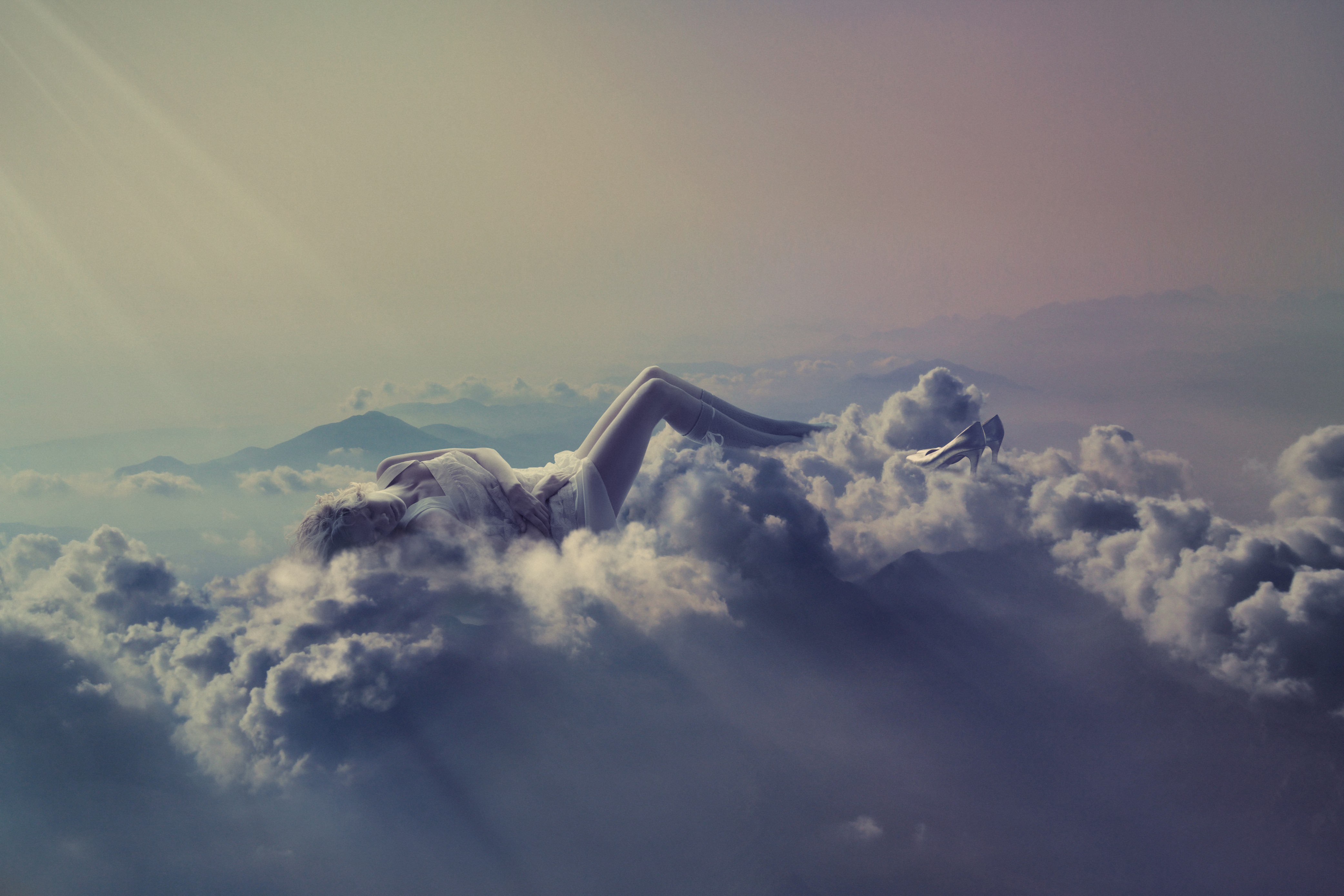 Все мое внимание было обращено на облака. Девушка в облаках. Парить в облаках. Облако. Летать в облаках.