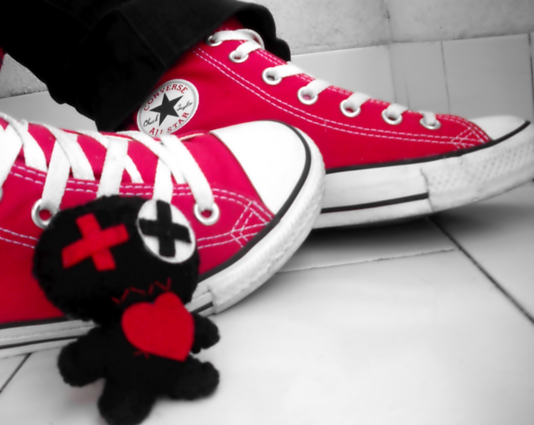 General 1815x1445 shoes black red white feet heart Converse chucks red shoes