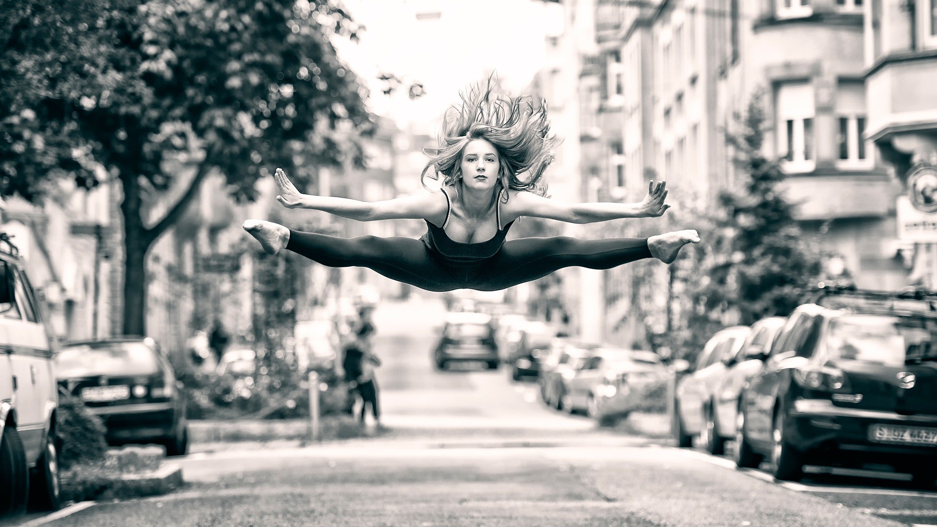 People 1920x1080 monochrome women dancer flexible splits women outdoors exercise spread legs urban looking at viewer street city cleavage long hair model barefoot pointed toes blonde