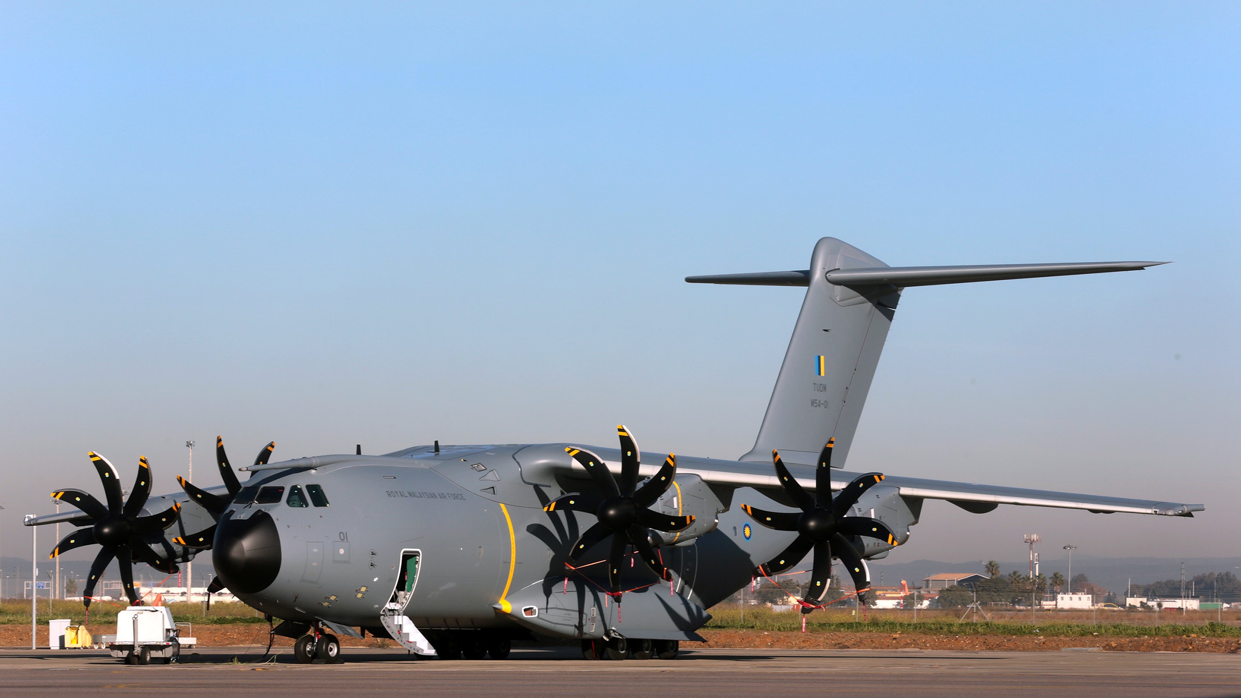 General 2560x1440 Airbus A400M Atlas military aircraft aircraft runway vehicle military vehicle military Royal Malaysian Air Force Airbus french aircraft transport