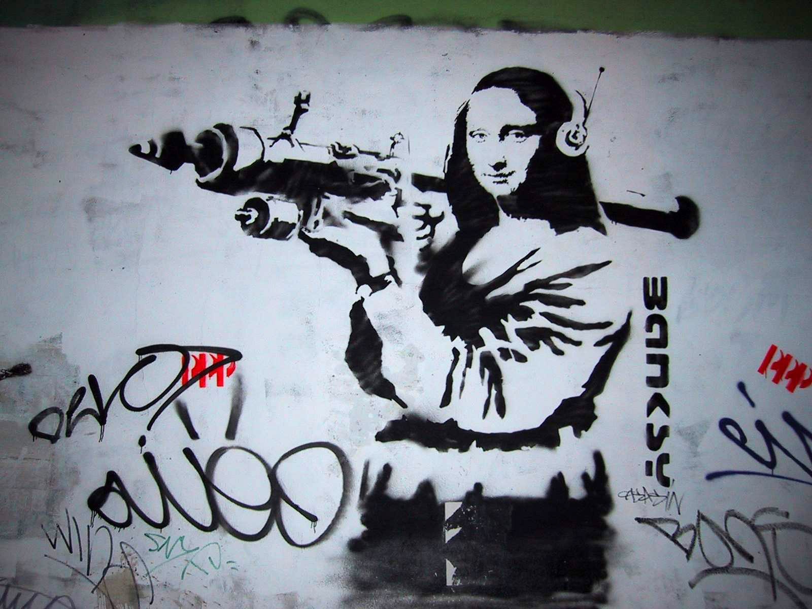General 1600x1200 Banksy Mona Lisa headphones artwork smiling graffiti street art London England UK bazookas rocket launchers 2007 (Year) 2008 (Year) 2000s