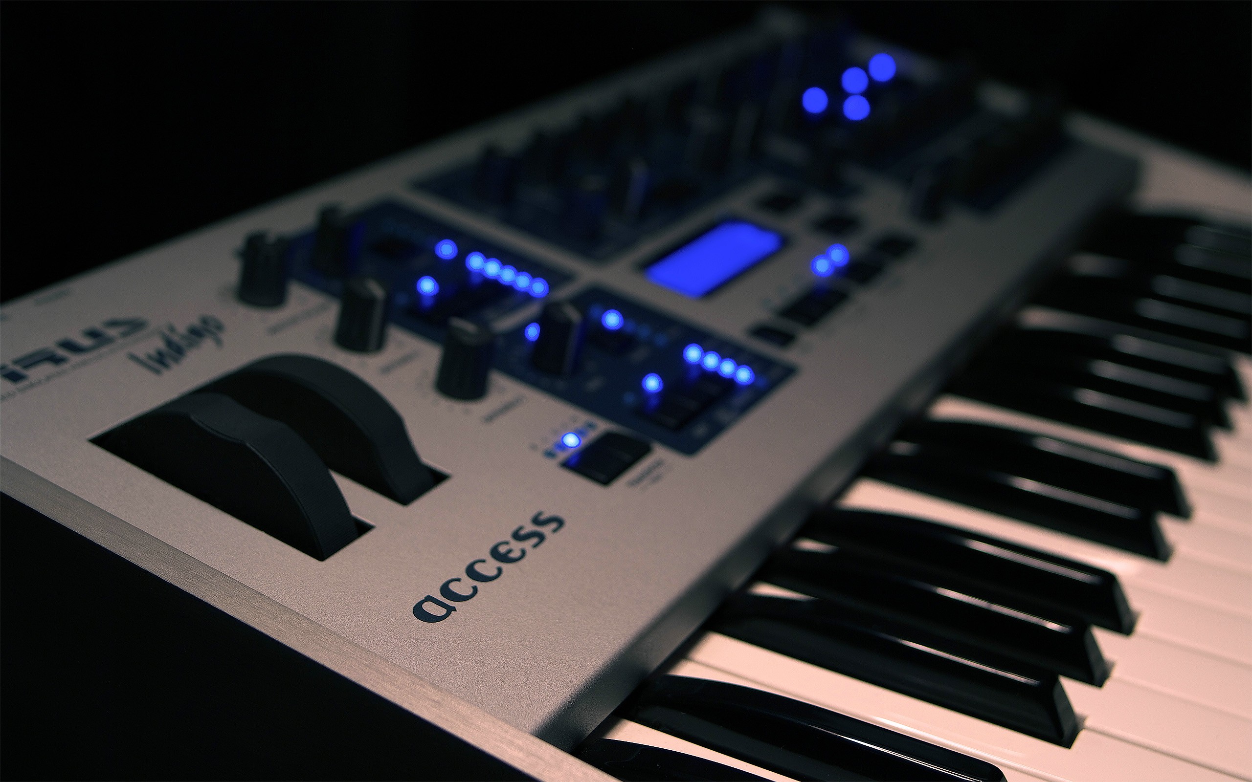 General 2560x1600 technology music keyboards synthesizer closeup brand logo LEDs