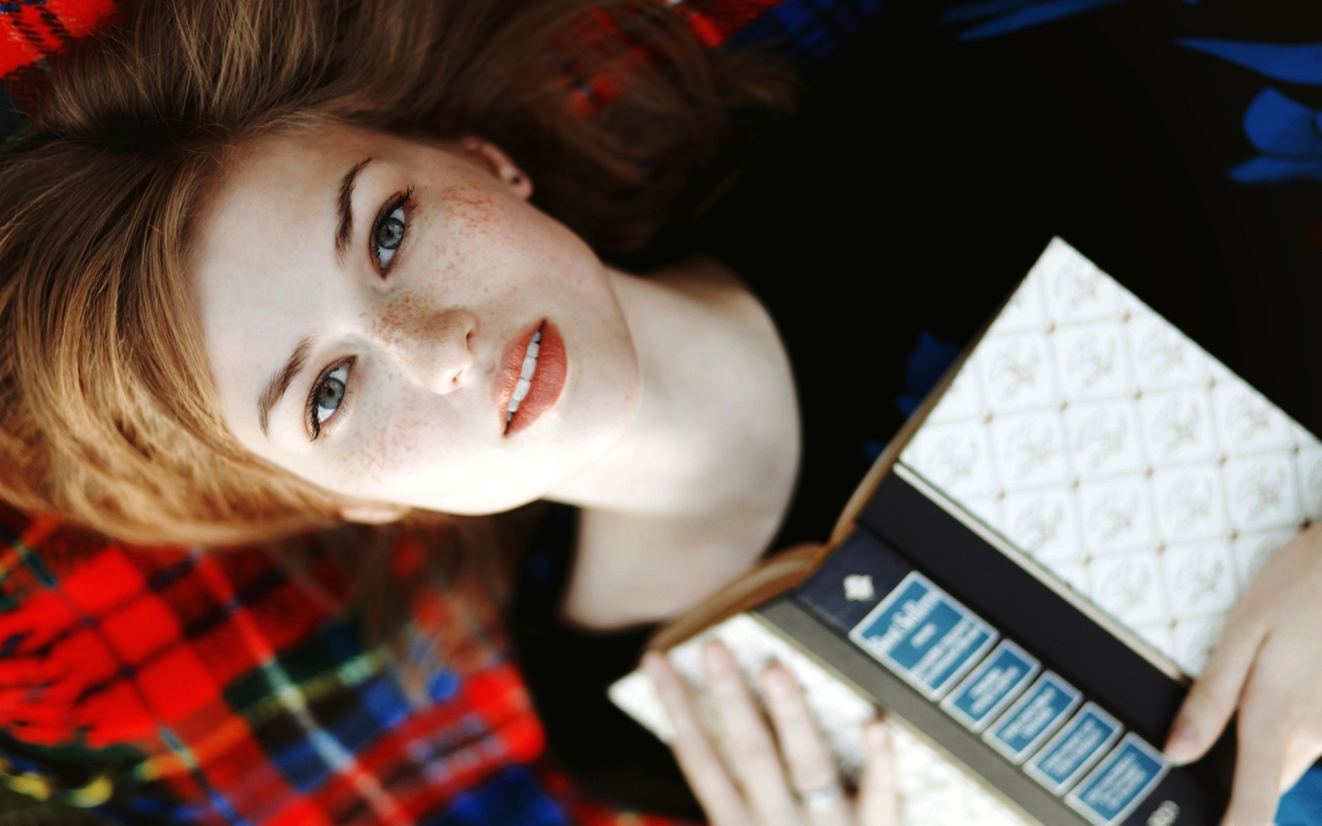 People 1920x1200 face freckles women redhead depth of field books closeup looking at viewer model