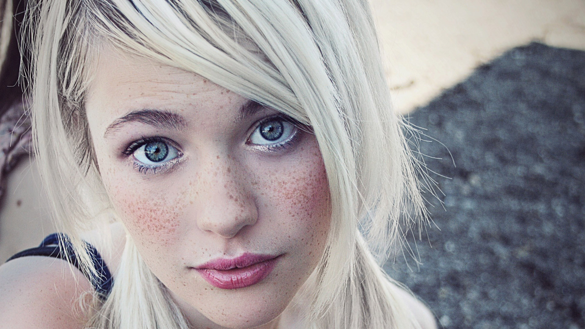 Devon Jade Women Blonde Freckles Lipstick Green Eyes Face