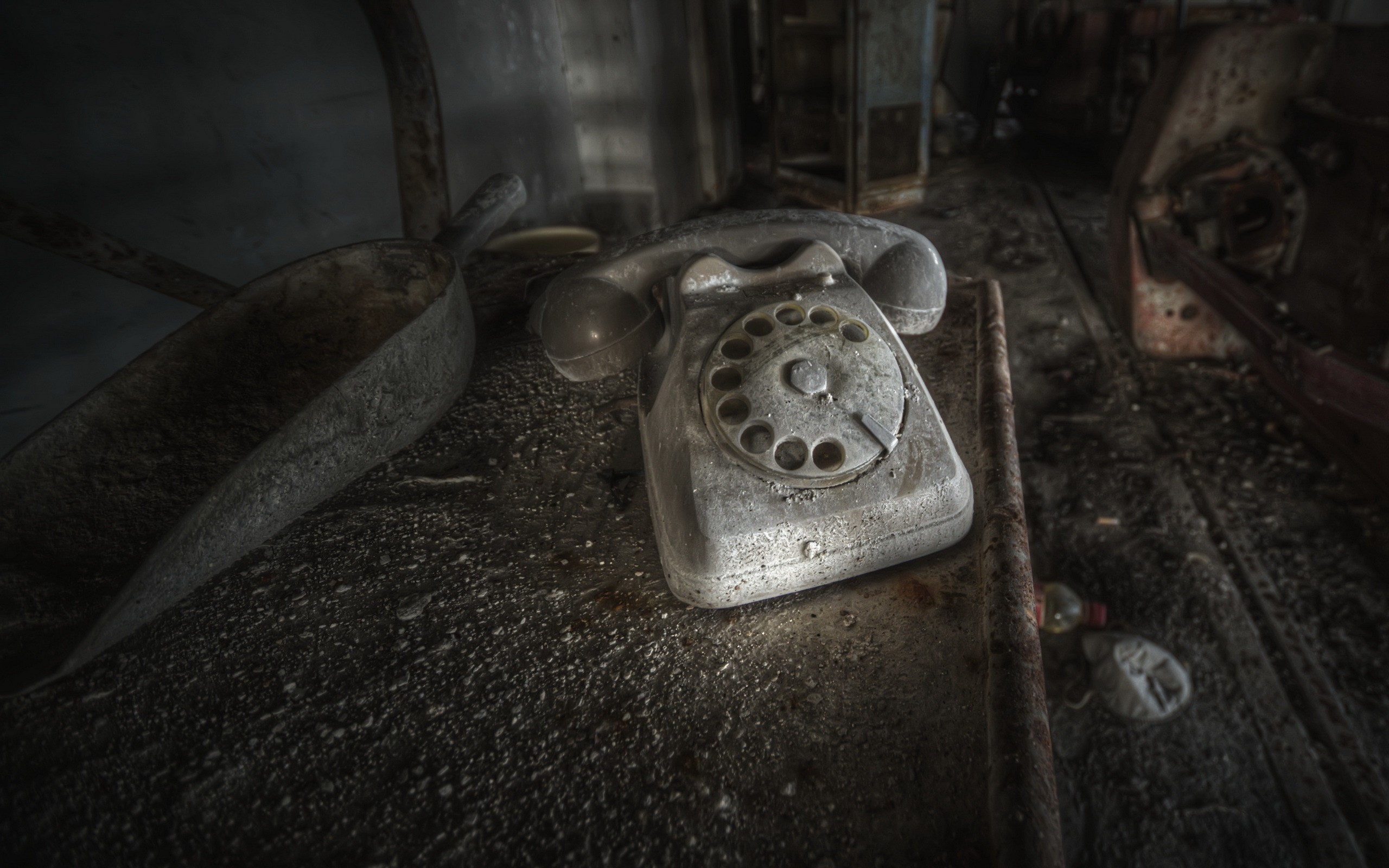 General 2560x1600 ruins phone old dirt abandoned