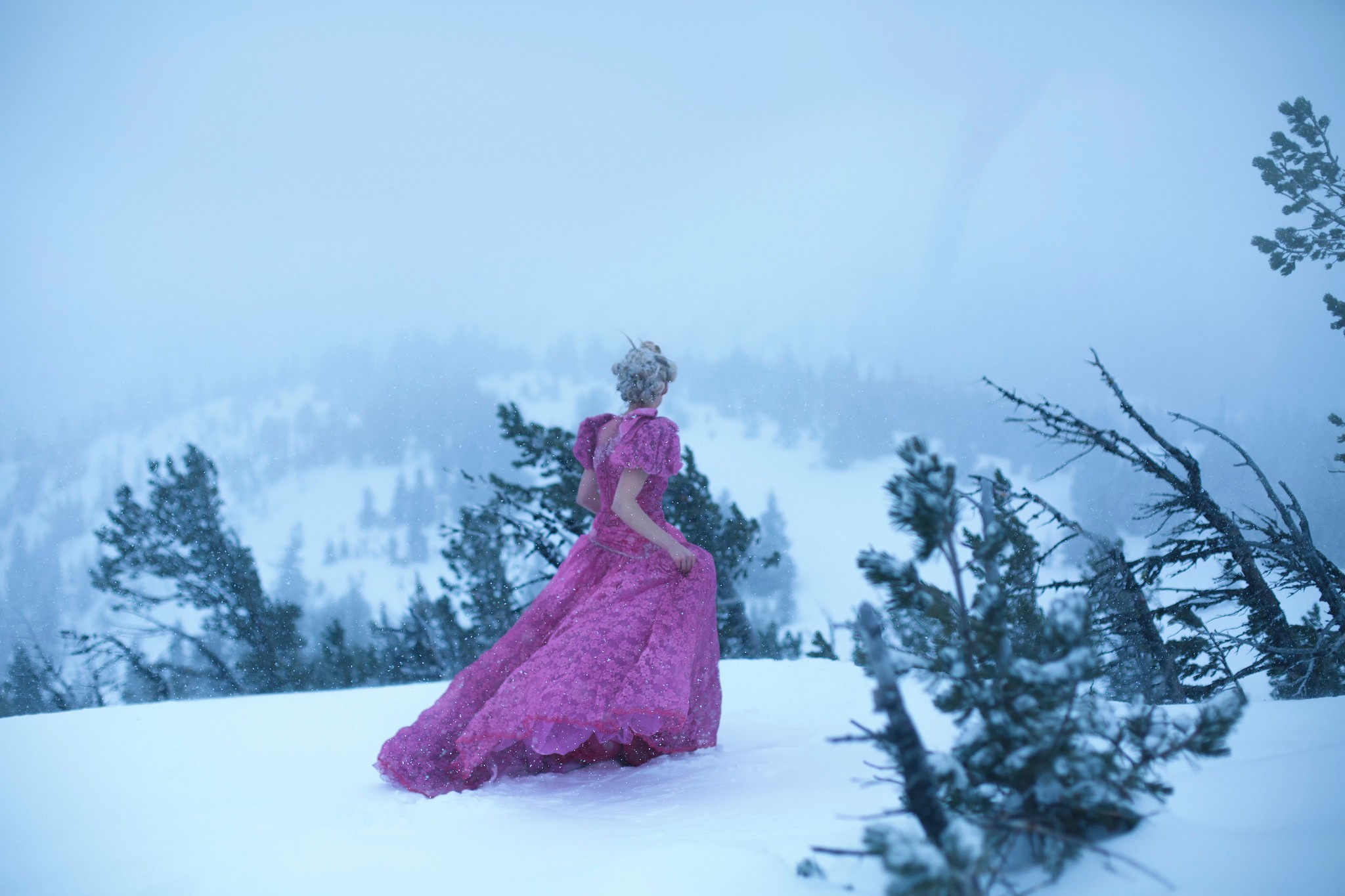 Среди зимы. Фотосессия зимой в розовом платье. Девушка розовом платье зима. Фотосессия в фиолетовом платье зимой. Девушка в платье на снегу.