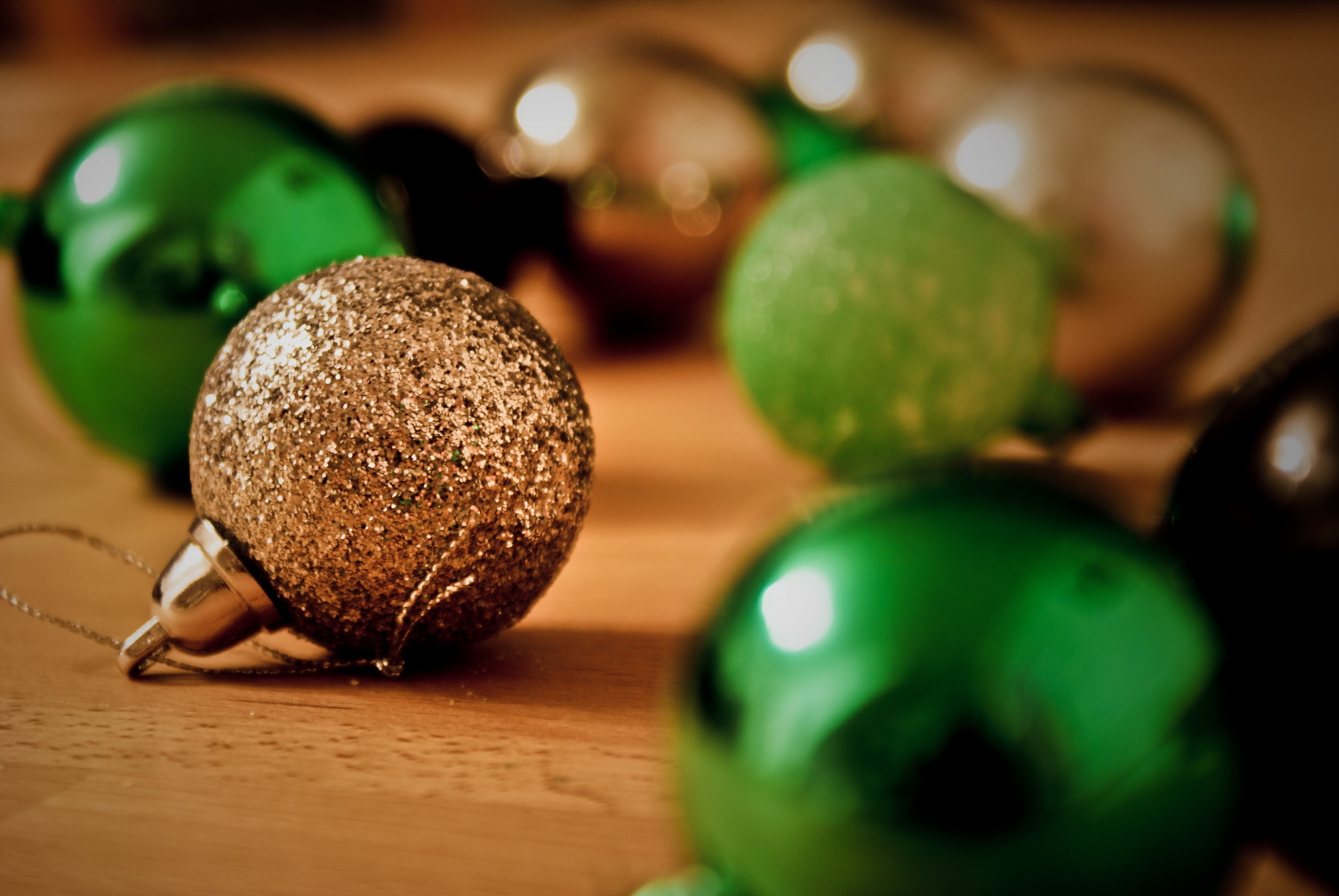 General 2560x1714 Christmas ornaments  macro green closeup Christmas