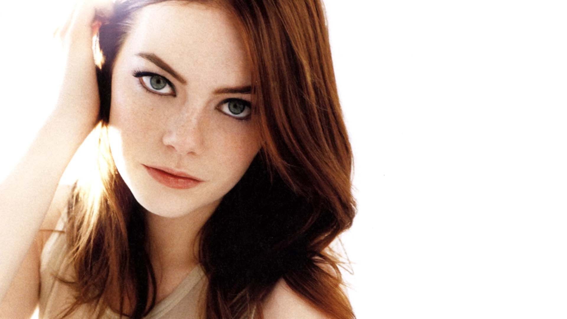 People 1920x1080 Emma Stone women face redhead green eyes freckles actress celebrity simple background portrait looking at viewer American women