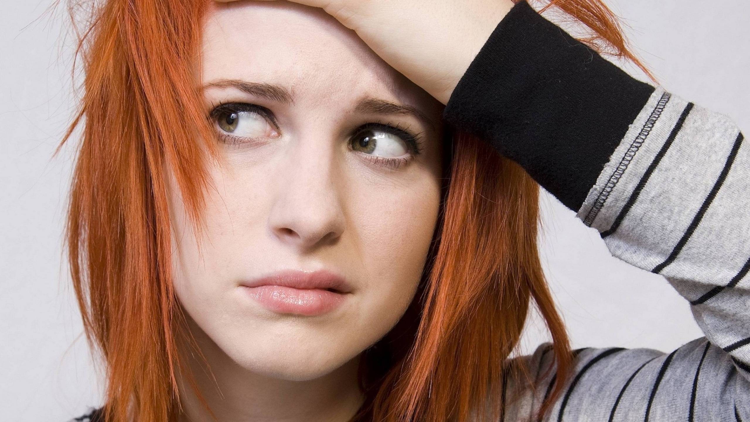 People 2560x1440 Hayley Williams Paramore singer redhead face women studio looking away celebrity women indoors indoors dyed hair simple background
