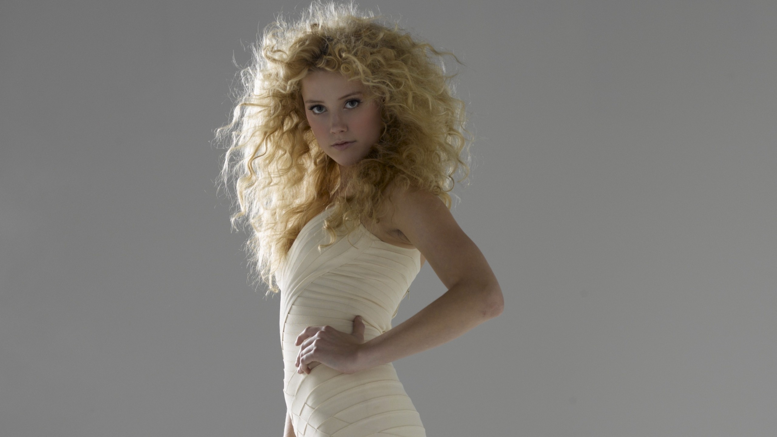 People 2560x1440 Amber Heard curly hair long hair dress blonde women studio women indoors actress simple background