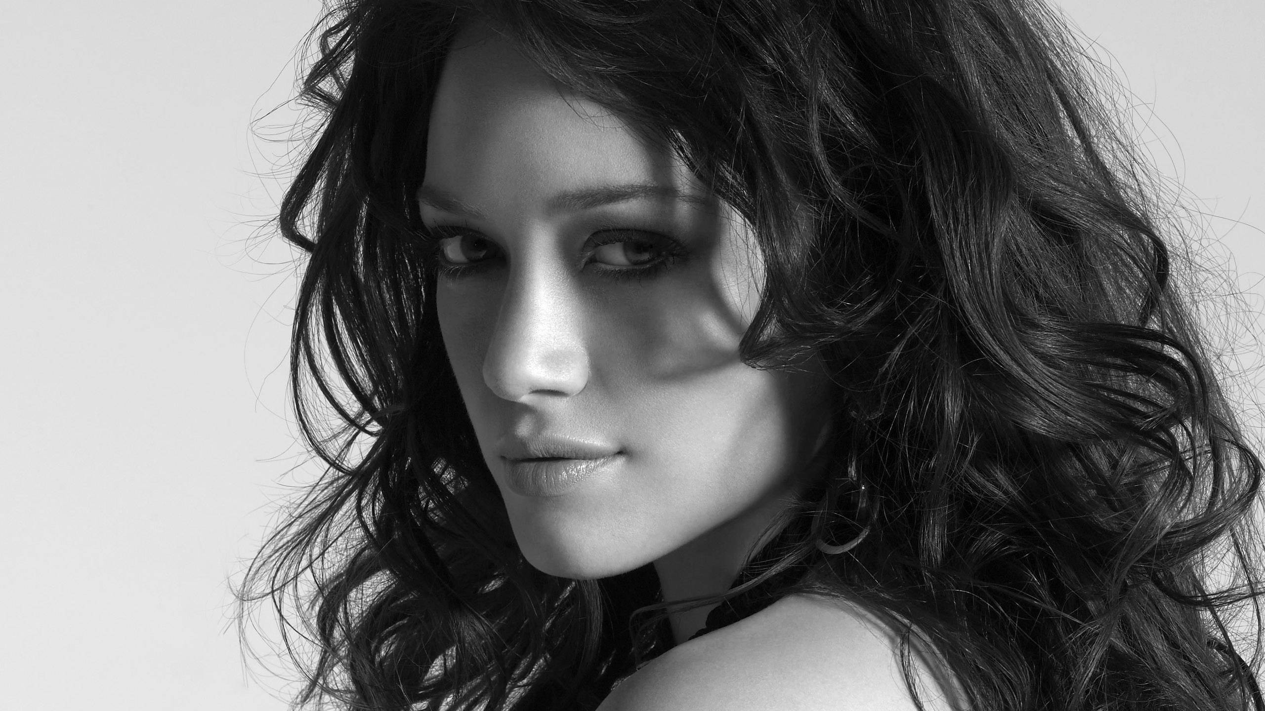 People 2560x1440 face monochrome Hilary Duff looking at viewer closeup actress singer celebrity studio indoors women indoors simple background white background women