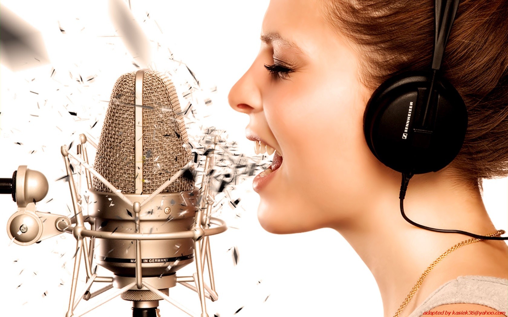 Красота голоса. Голос человека. Женский микрофон. Микрофон с наушниками для вокала. Звучание голоса.