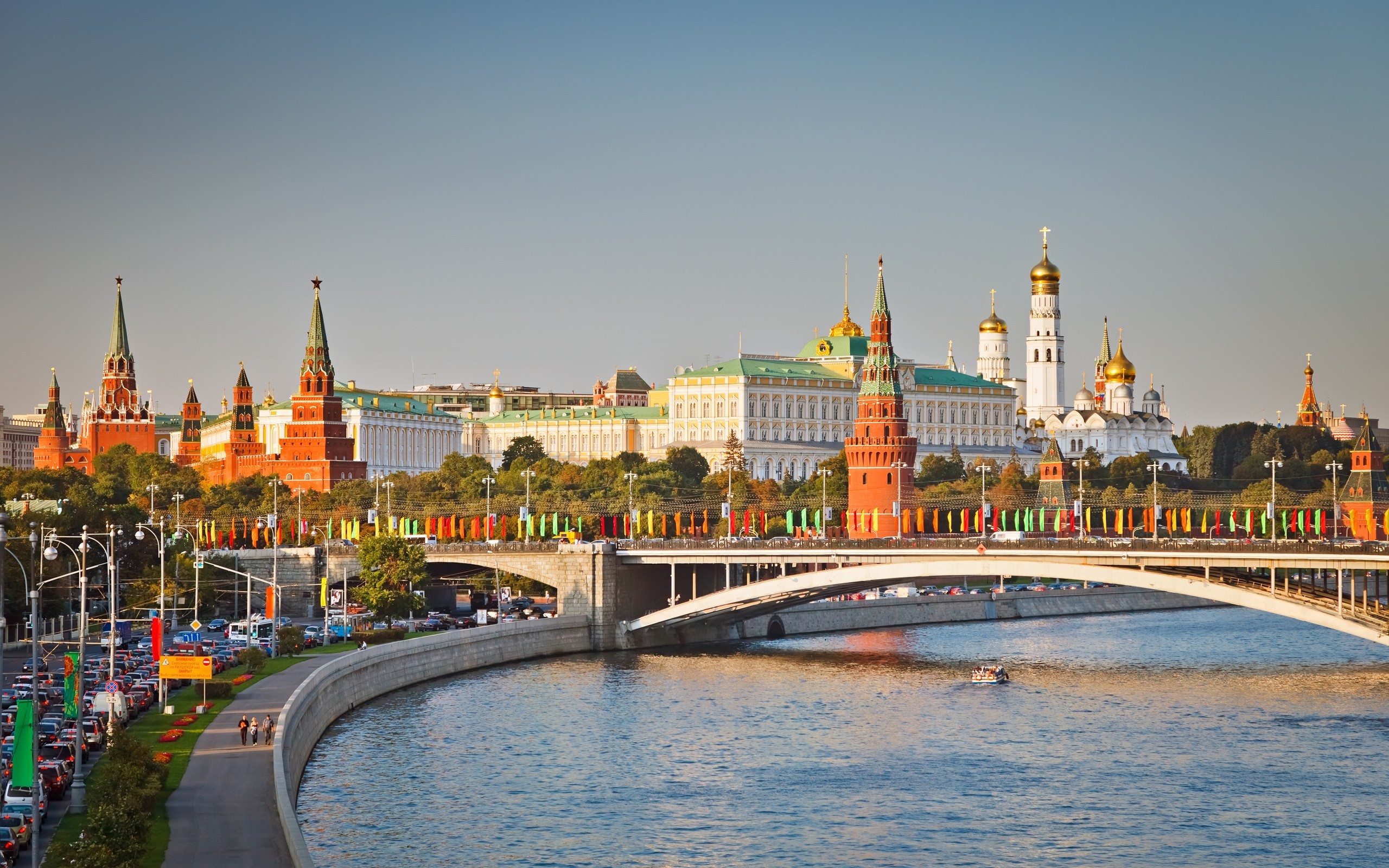 General 2560x1600 Russia Moscow cityscape car building Kremlin river boat trees plants summer