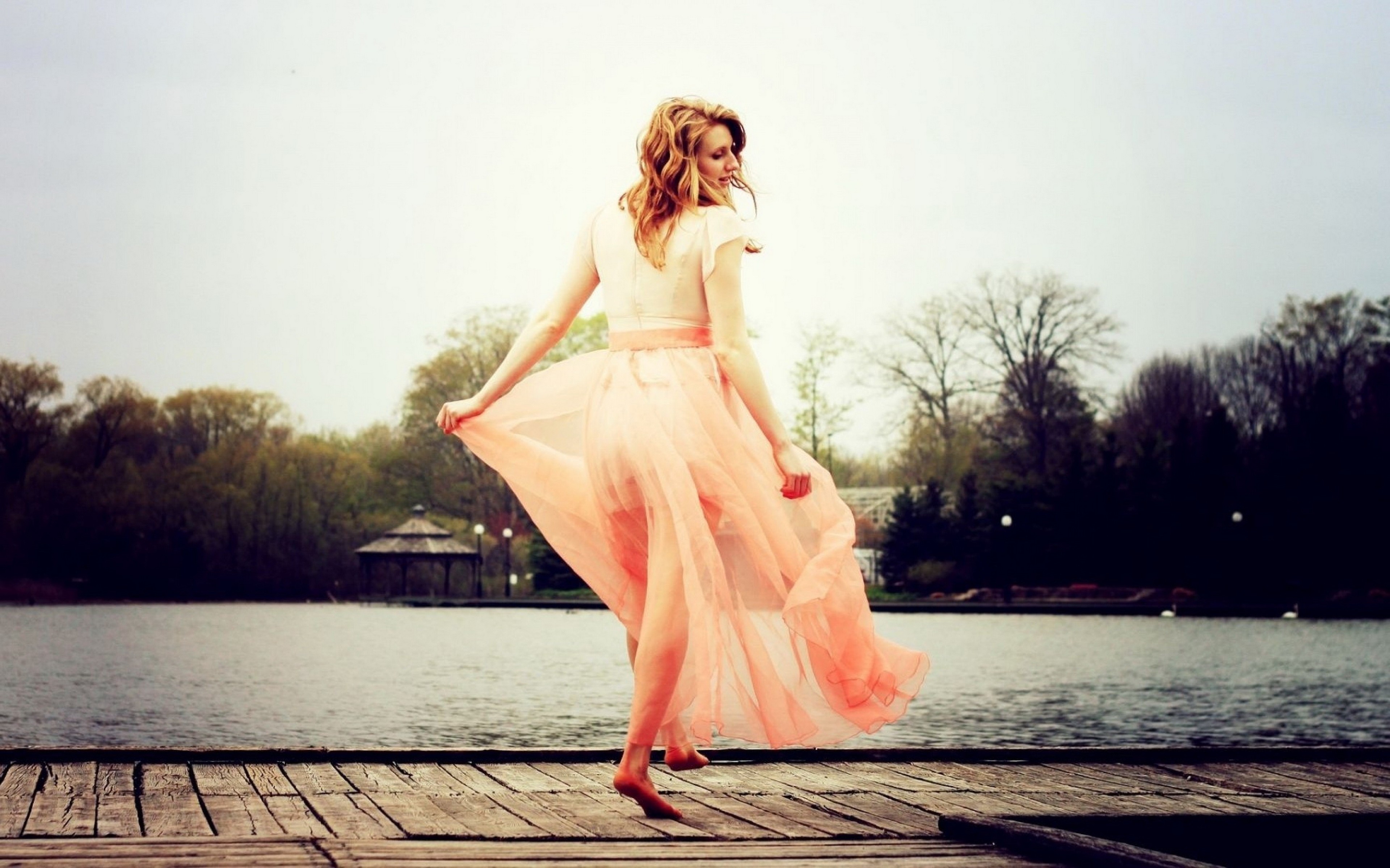 People 3840x2400 women blonde lake barefoot women outdoors standing water model dress