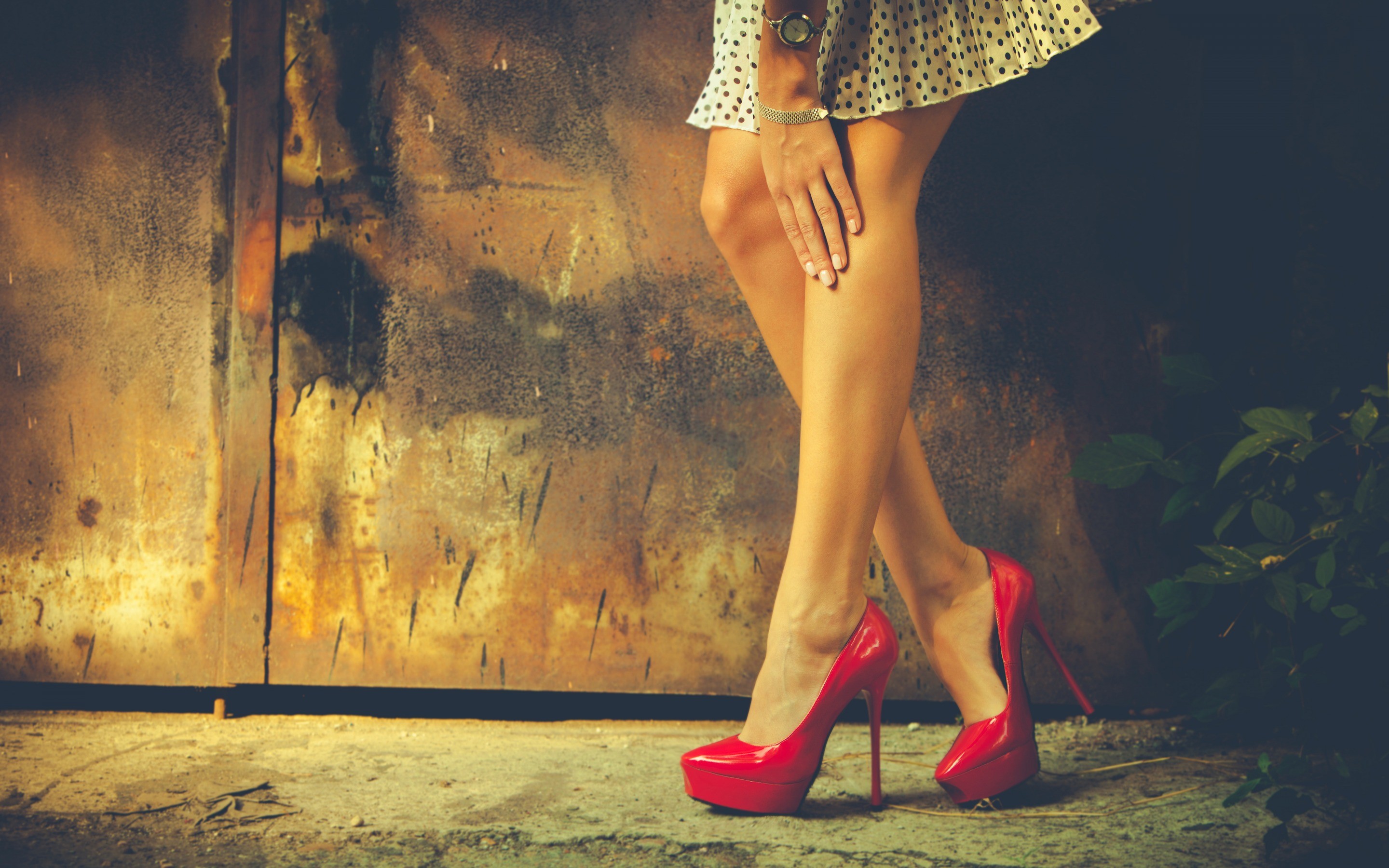 People 2880x1800 women legs heels minidress red heels polka dots skirt hand on leg wristwatch