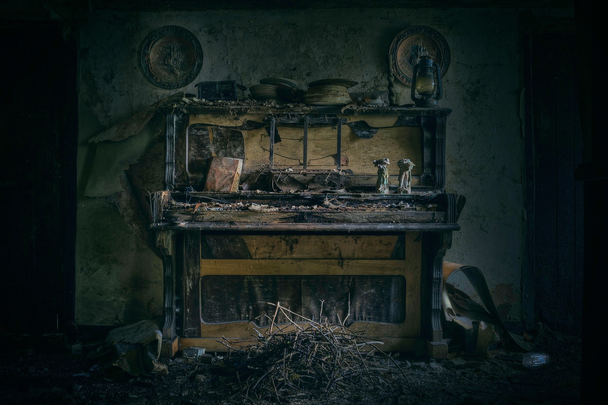General 2048x1365 piano ruins old musical instrument abandoned indoors