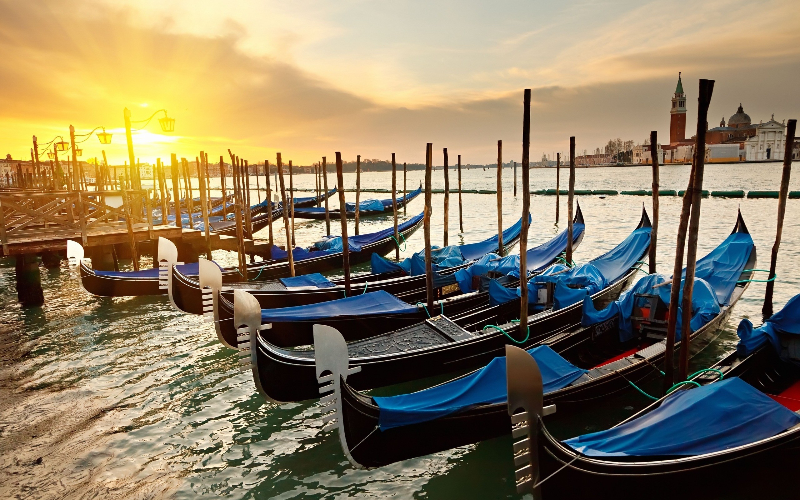 General 2560x1600 sunset boat Venice Italy sunlight gondolas cityscape