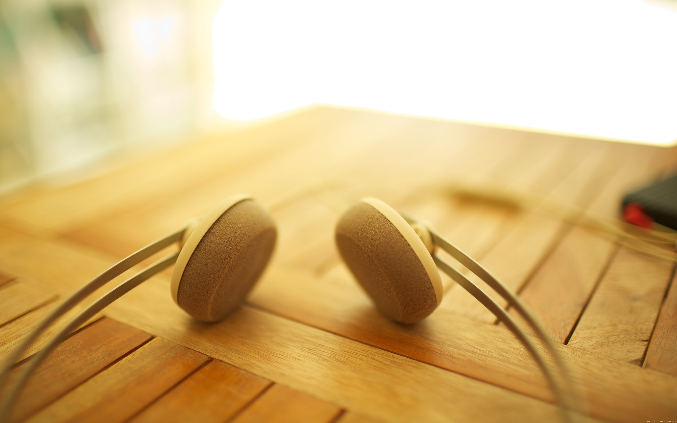 General 2560x1600 headphones indoors wooden surface