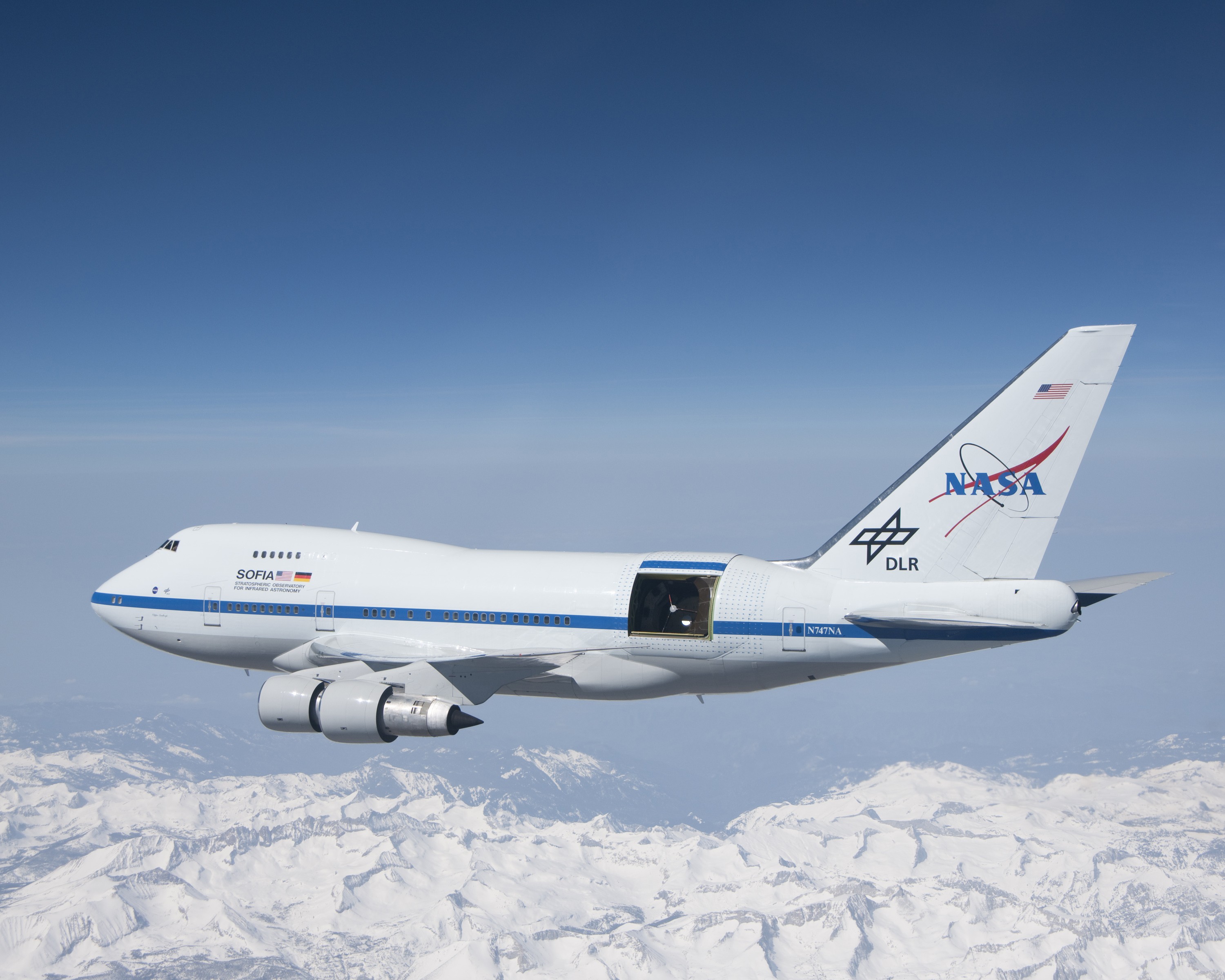 General 3000x2400 airplane passenger aircraft aircraft vehicle NASA telescope Boeing 747 observatory Research American aircraft Boeing sky snow snow covered mountains side view flying