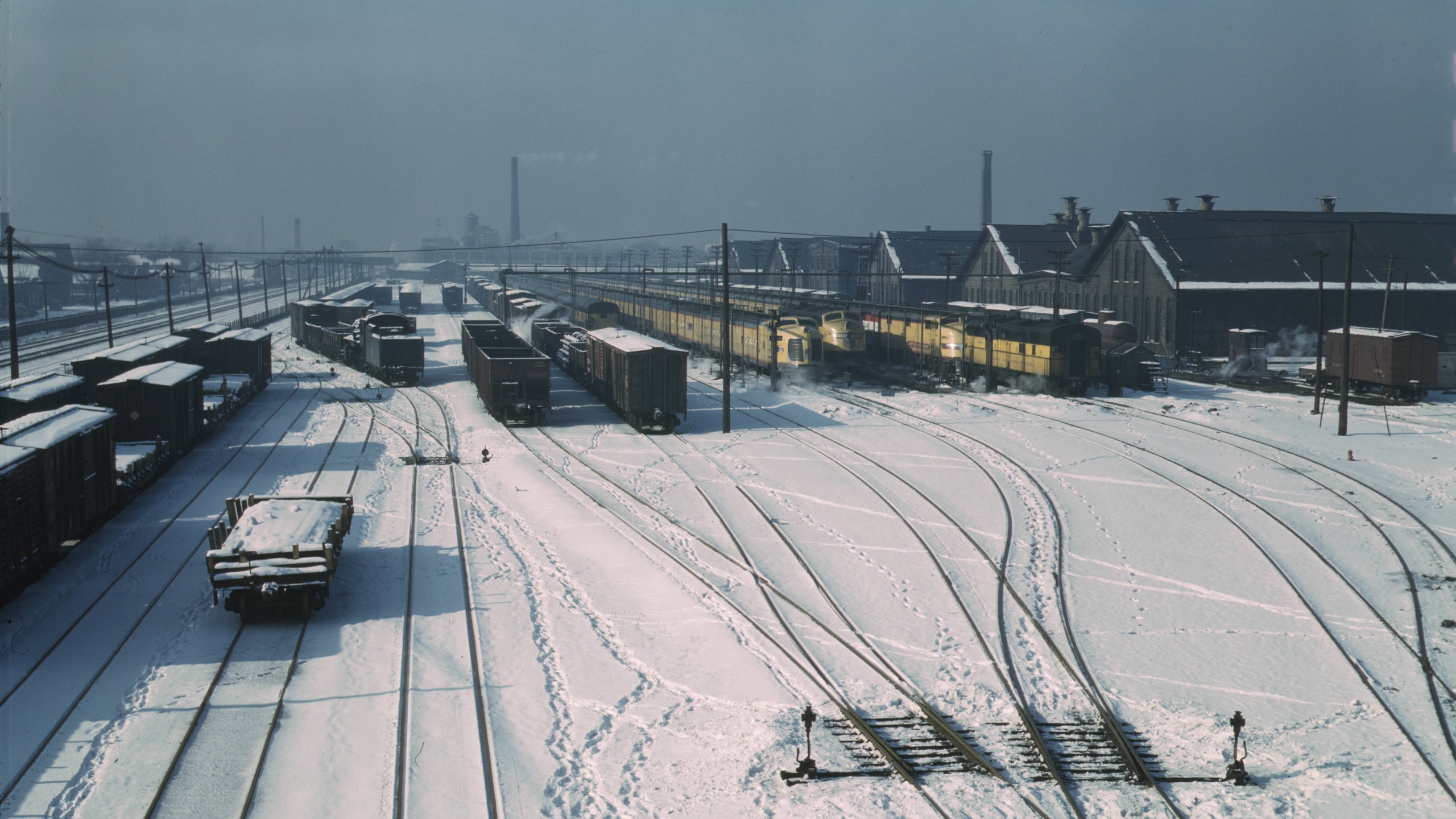 General 2560x1440 train train station freight train railway rail yard winter cold ice snow vehicle locomotive