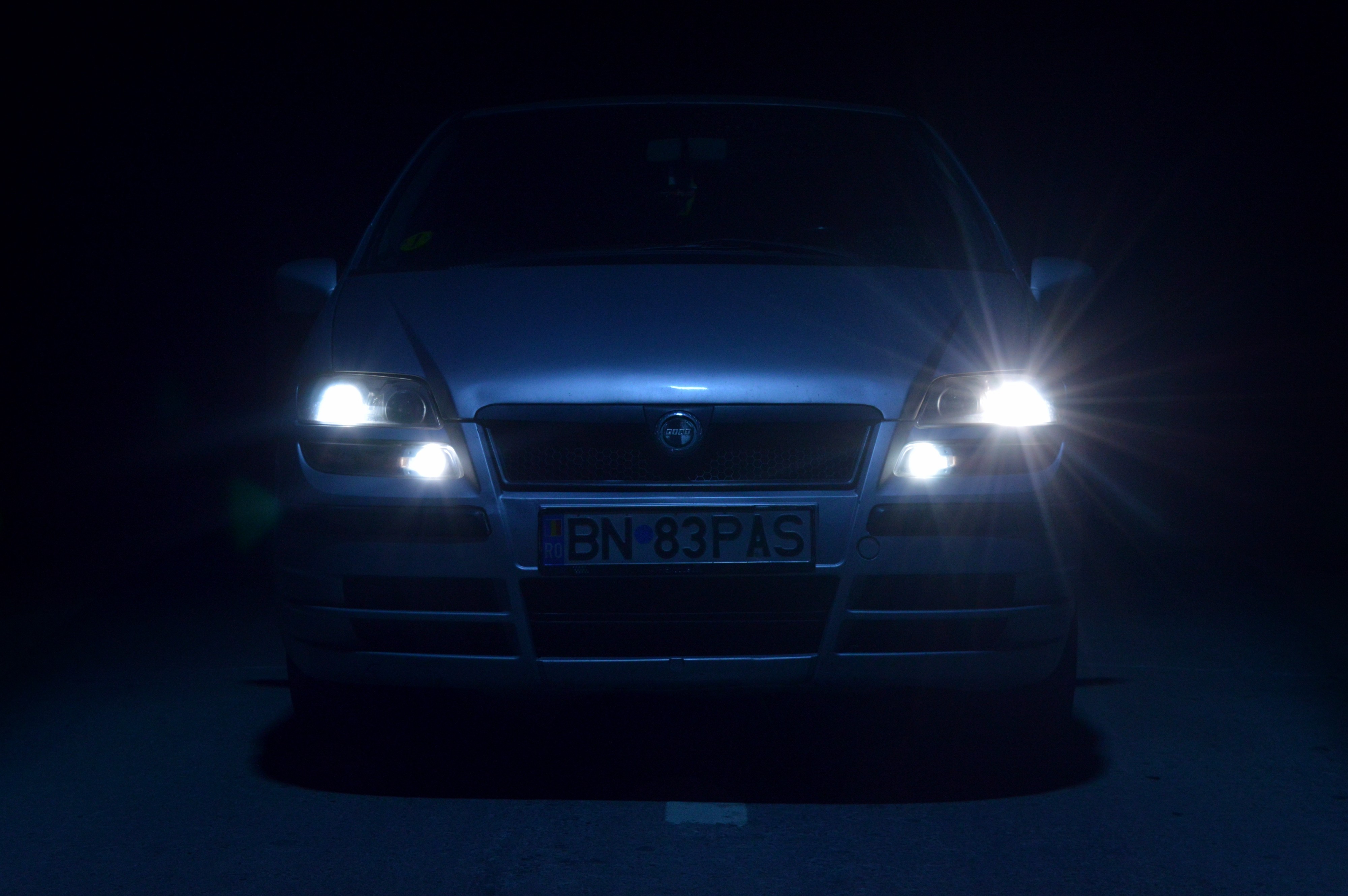 General 4000x2659 FIAT car night headlight beams Fiat Ulysse frontal view dark van vehicle italian cars Stellantis