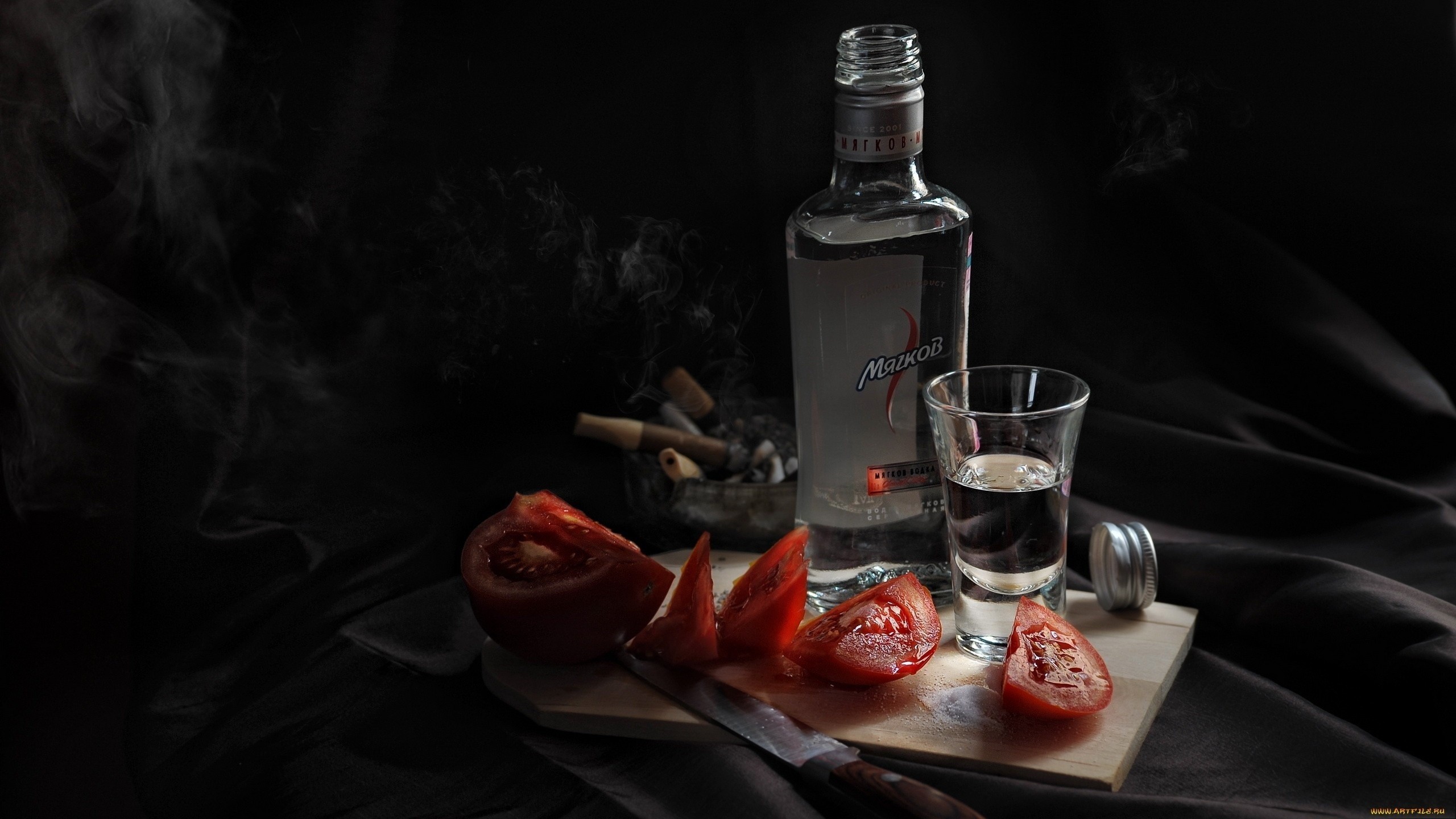 General 2560x1440 lunch alcohol tomatoes knife bottles food vegetables vodka cutting board Russian low light Russia