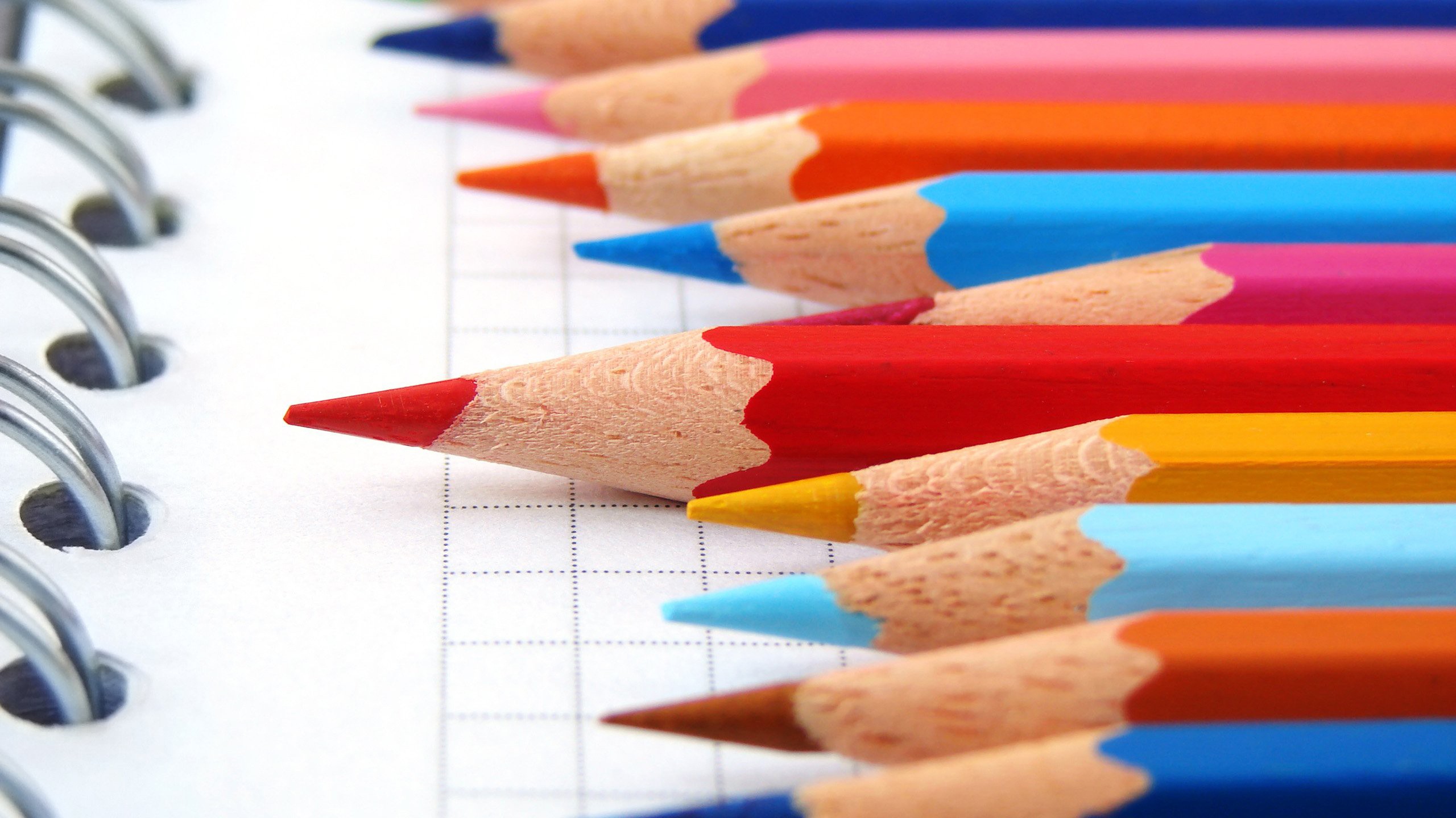 General 2560x1440 macro pencils colorful red yellow blue paper