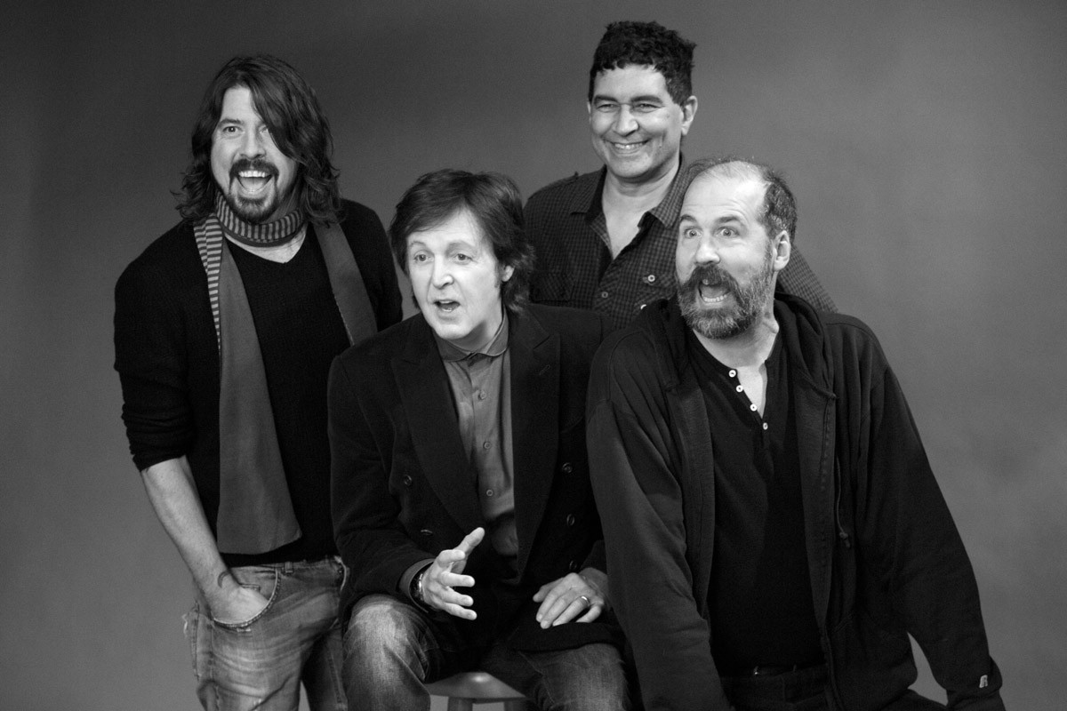 People 1200x800 men musician rockstar Paul McCartney Dave Grohl Krist Novoselic Pat Smear smiling The Beatles Nirvana legends monochrome simple background music Group of Men