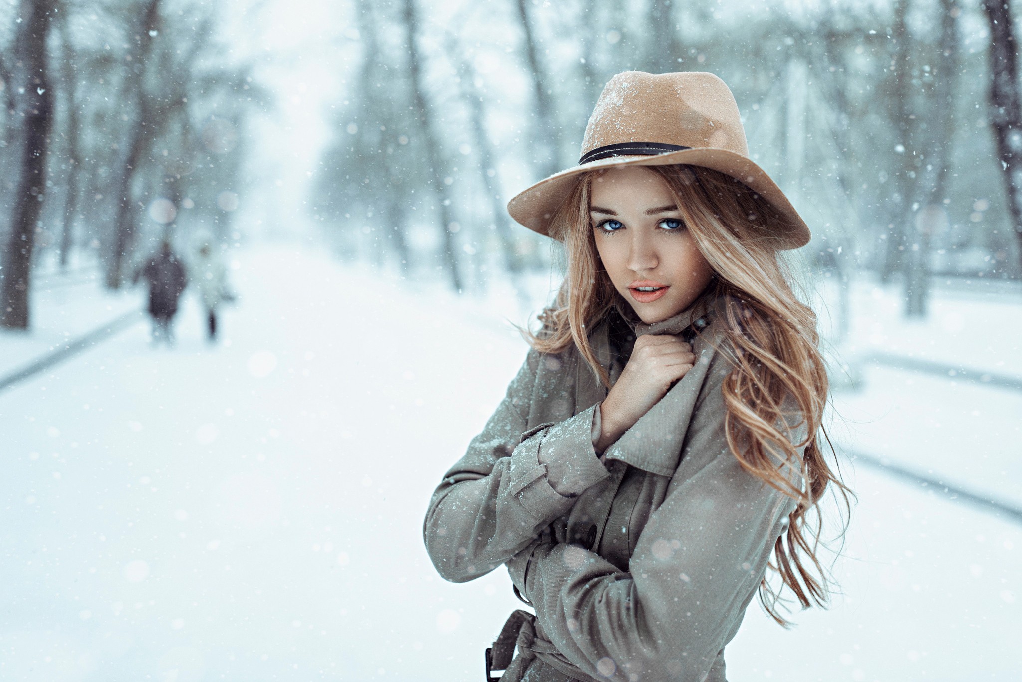 People 2048x1367 women model blonde long hair blue eyes open mouth looking at viewer winter snow women outdoors hat coats cold park trees trench coat grey coat Dasha Romanchenko fashion outdoors makeup depth of field