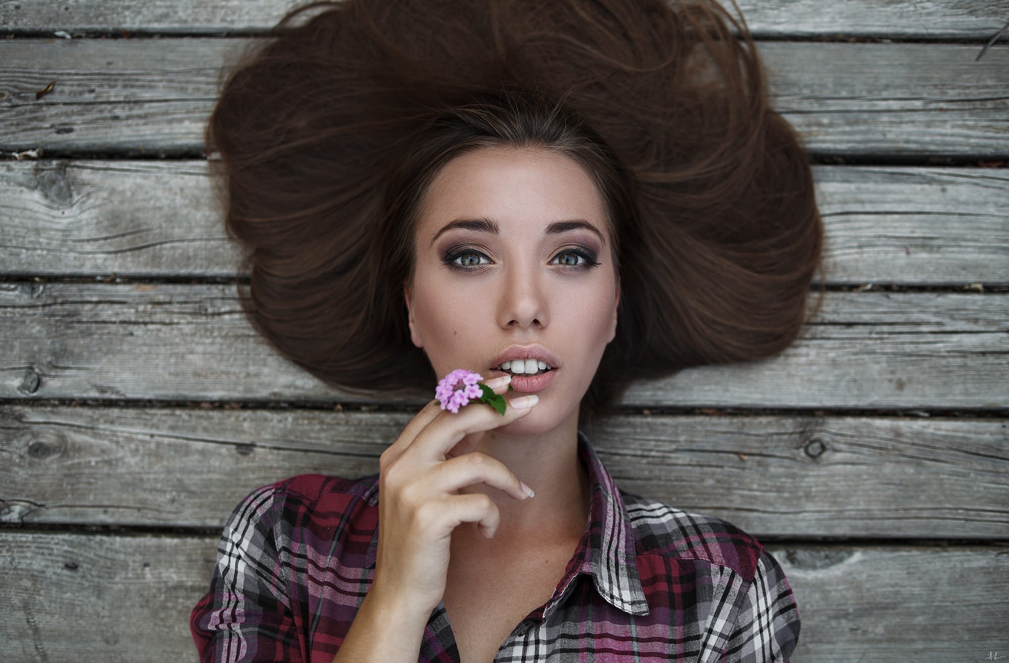 People 2000x1315 women model face portrait brunette makeup long hair looking at viewer plaid shirt wooden surface flowers