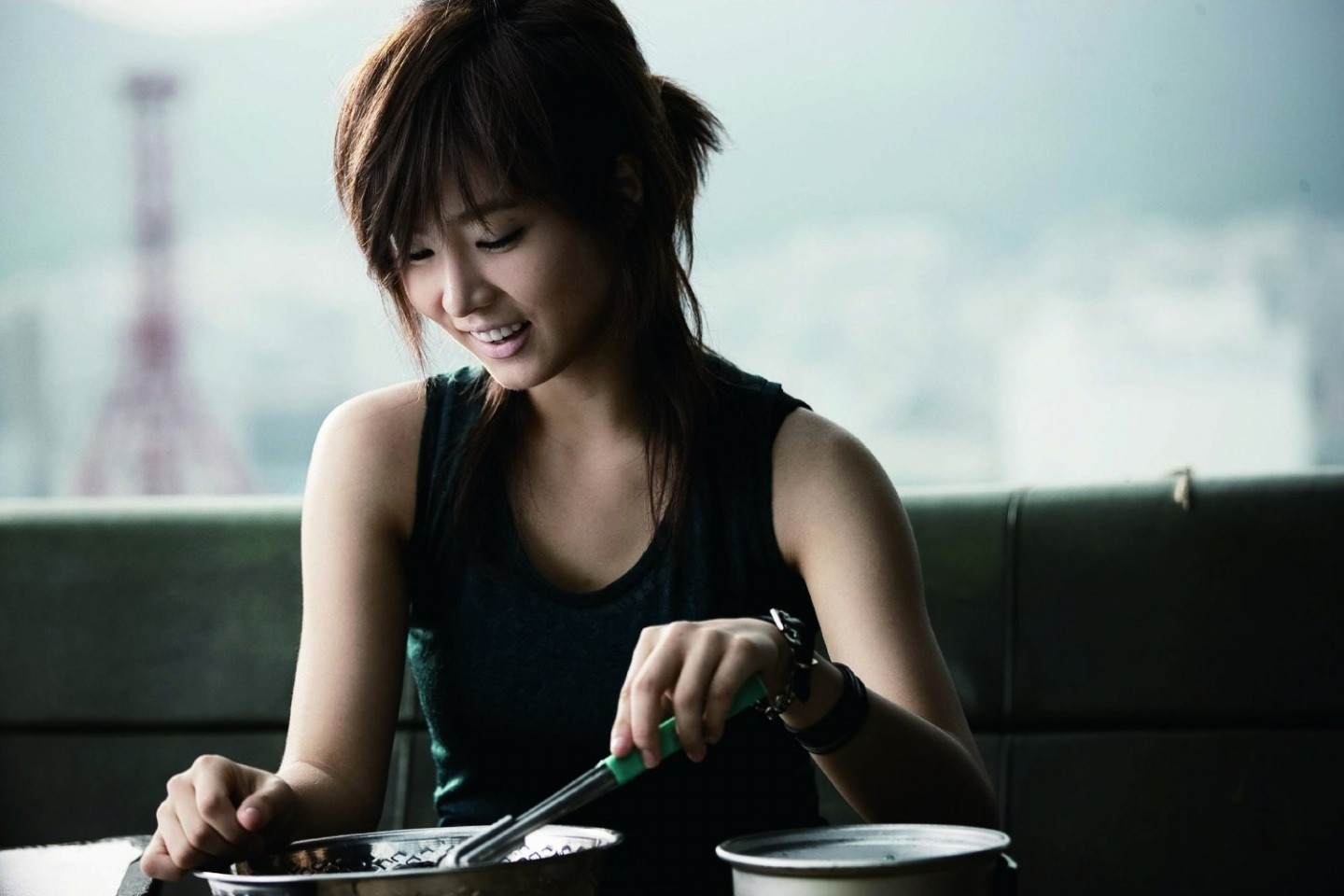 People 1440x960 Asian Shin Se Gyeong Korean women actress brunette eating tank top smiling Korean women