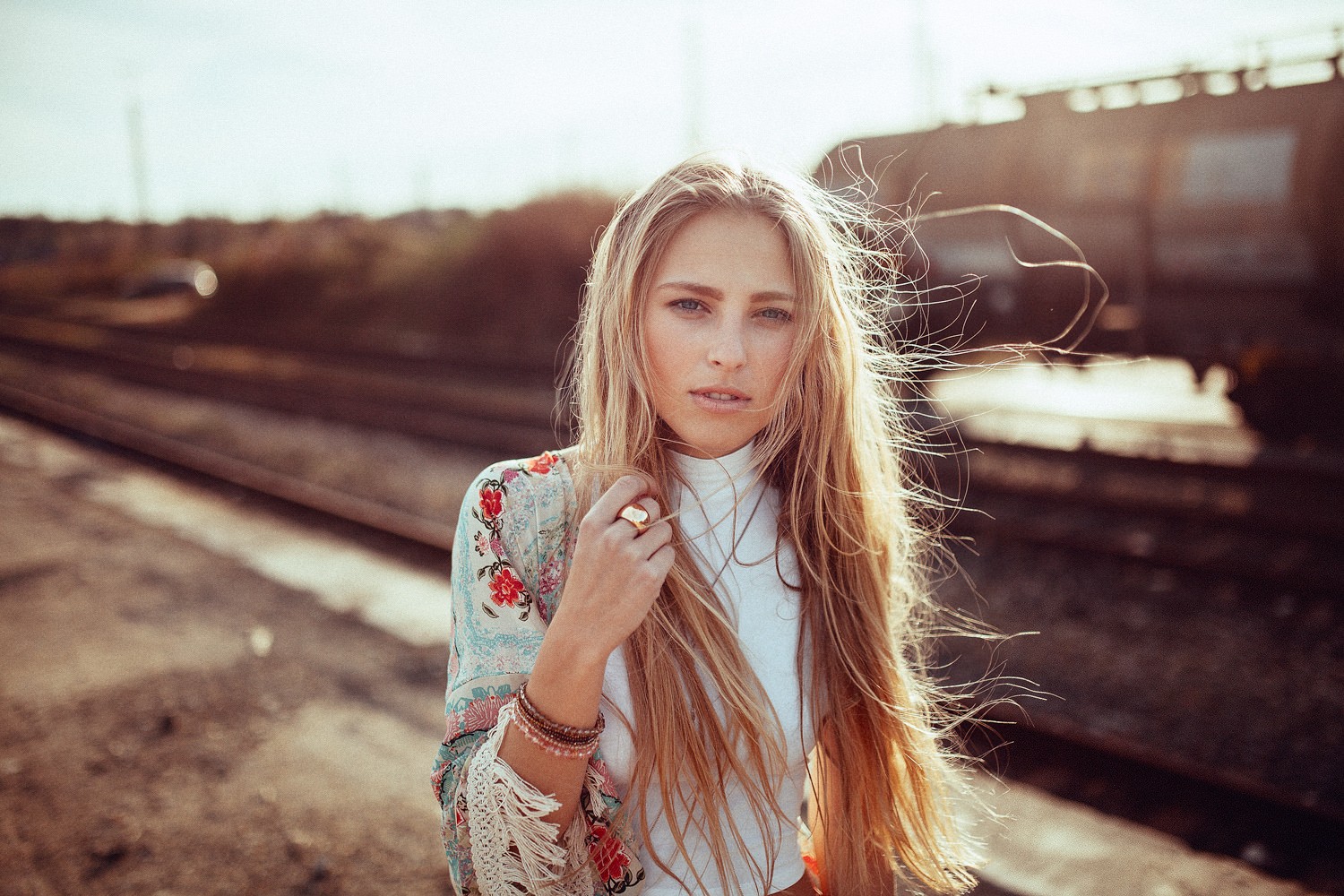 People 1500x1000 women face portrait blonde women outdoors outdoors long hair bracelets model looking at viewer white clothing rings sunlight railway messy hair gray eyes