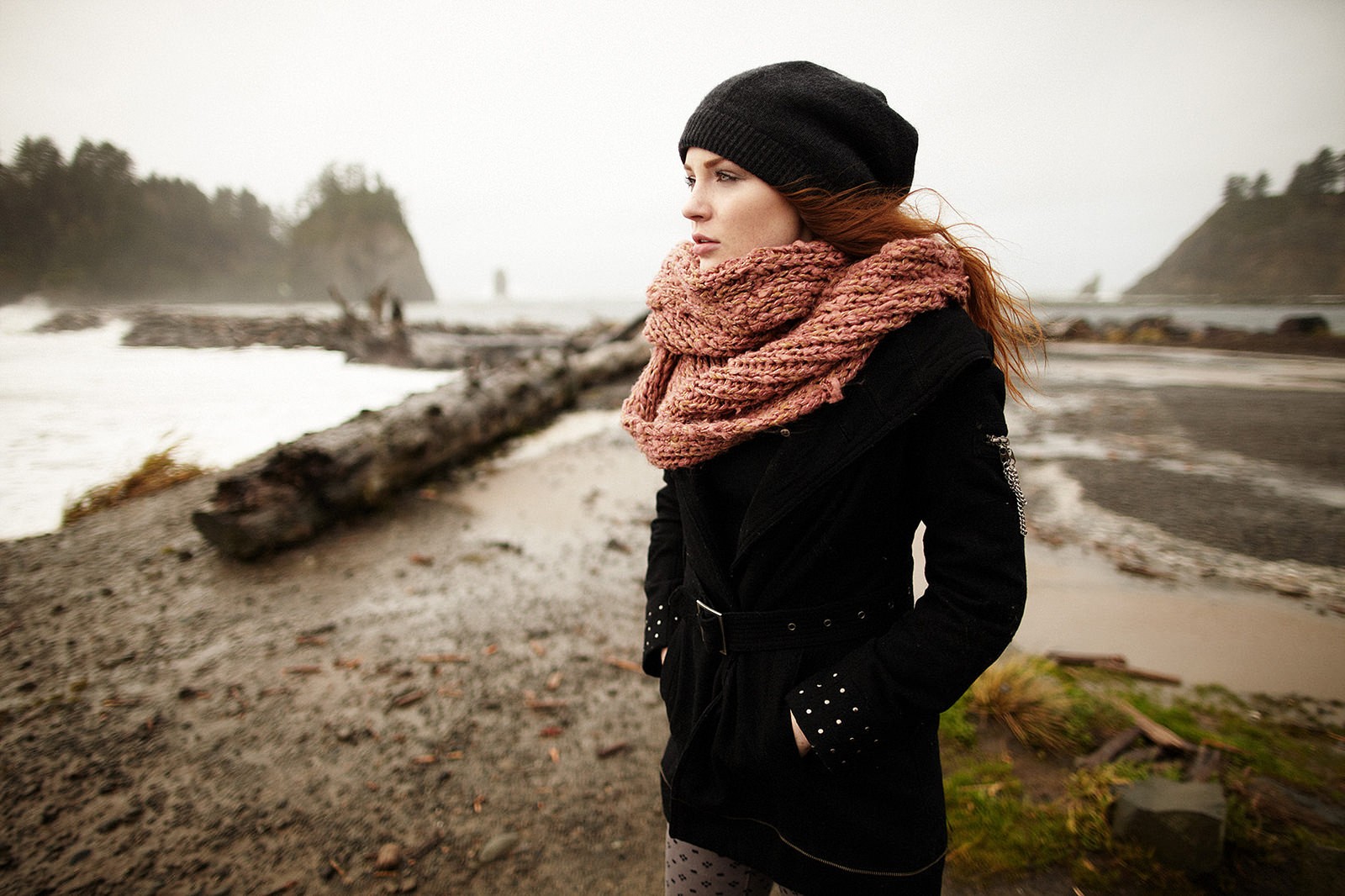 People 1600x1066 women scarf redhead looking away model black coat looking into the distance women outdoors hands in pockets woolly hat hat women with hats black clothing