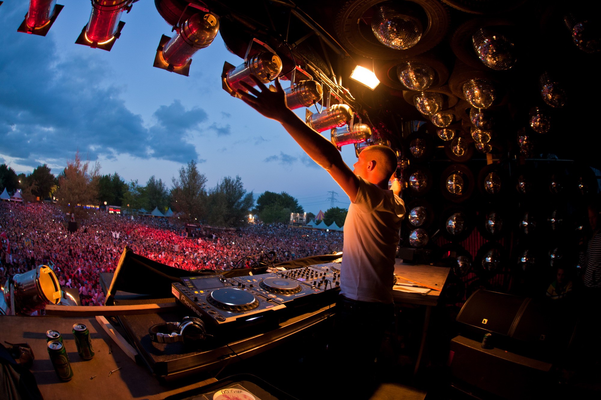 General 2000x1333 concerts music men arms up audio-technica DJ