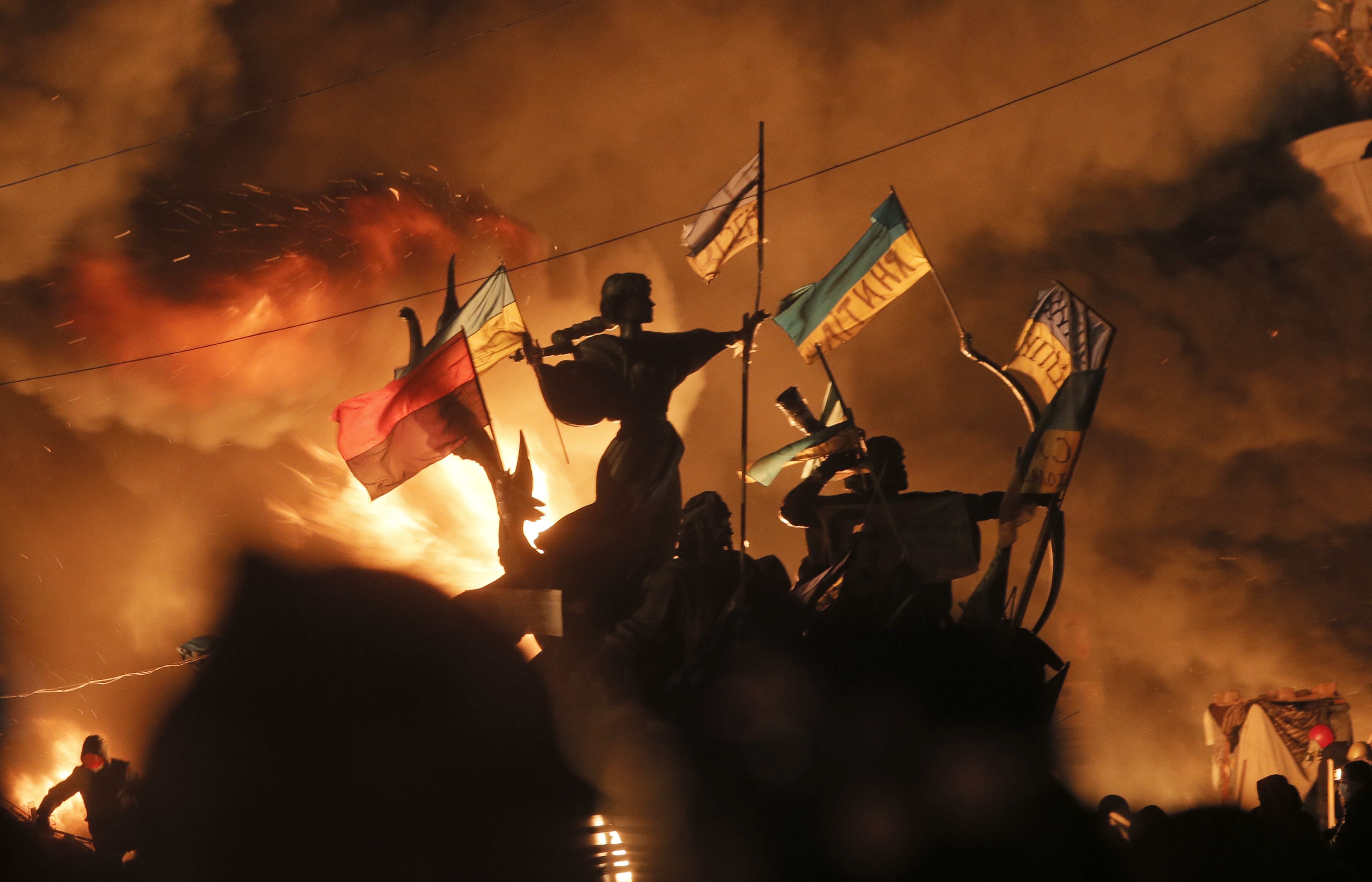 People 4647x2987 flag night fire burning Maidan Ukraine