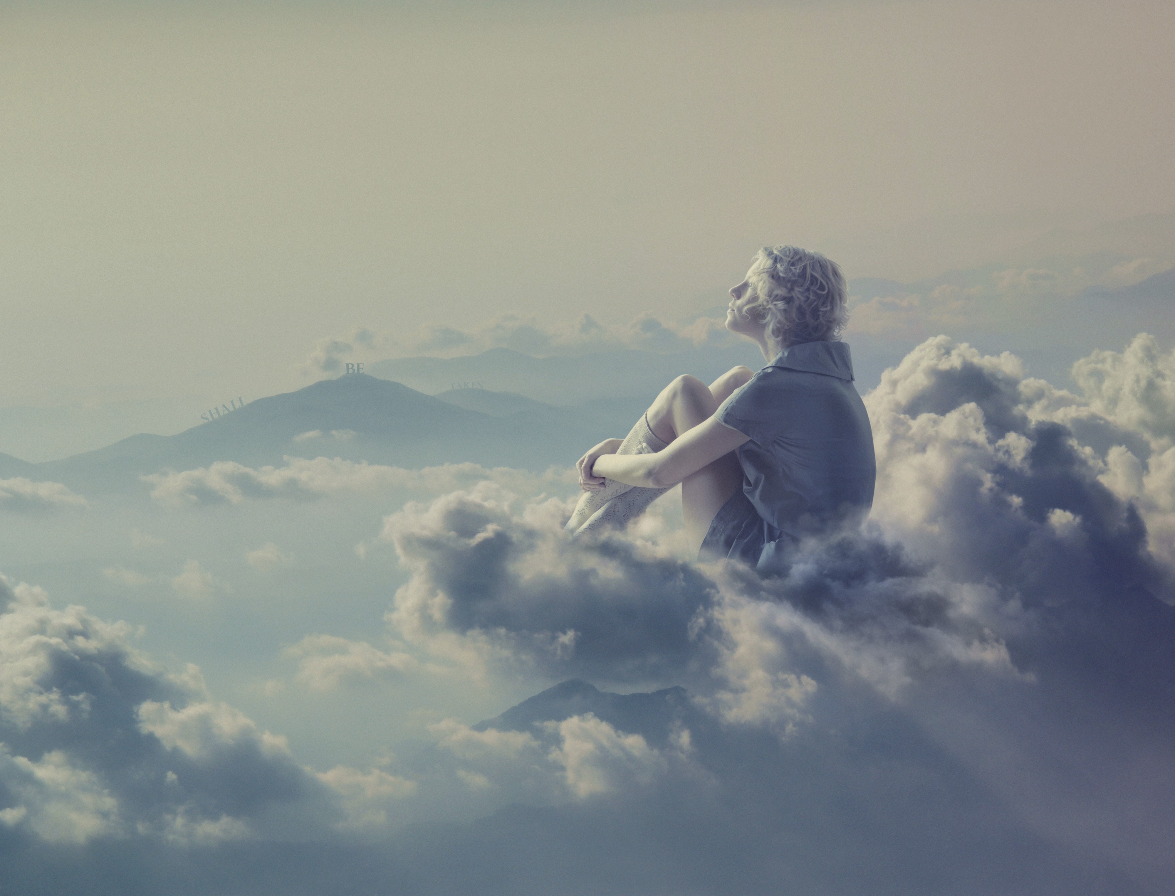 Песня жду когда выйдет из душа сижу. Человек на облаке. Сидит на облаке. Человек сидит на облаке. Девушка сидит на облаке.