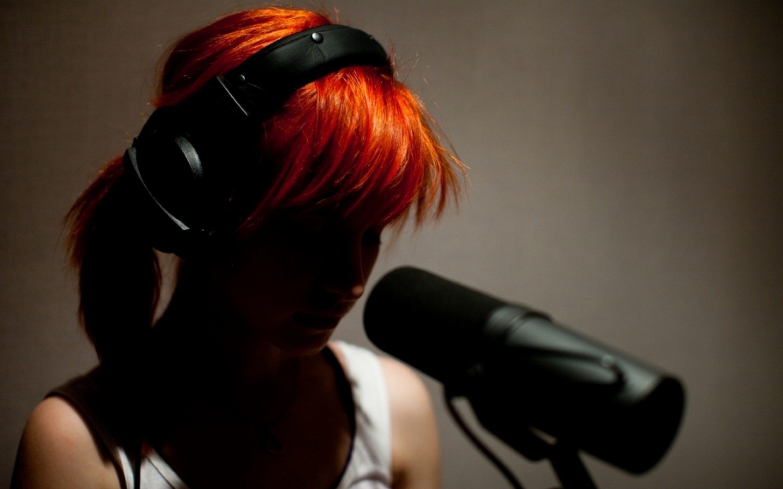 People 2560x1600 Hayley Williams redhead women Paramore singer dark face celebrity women indoors dyed hair studio indoors headphones