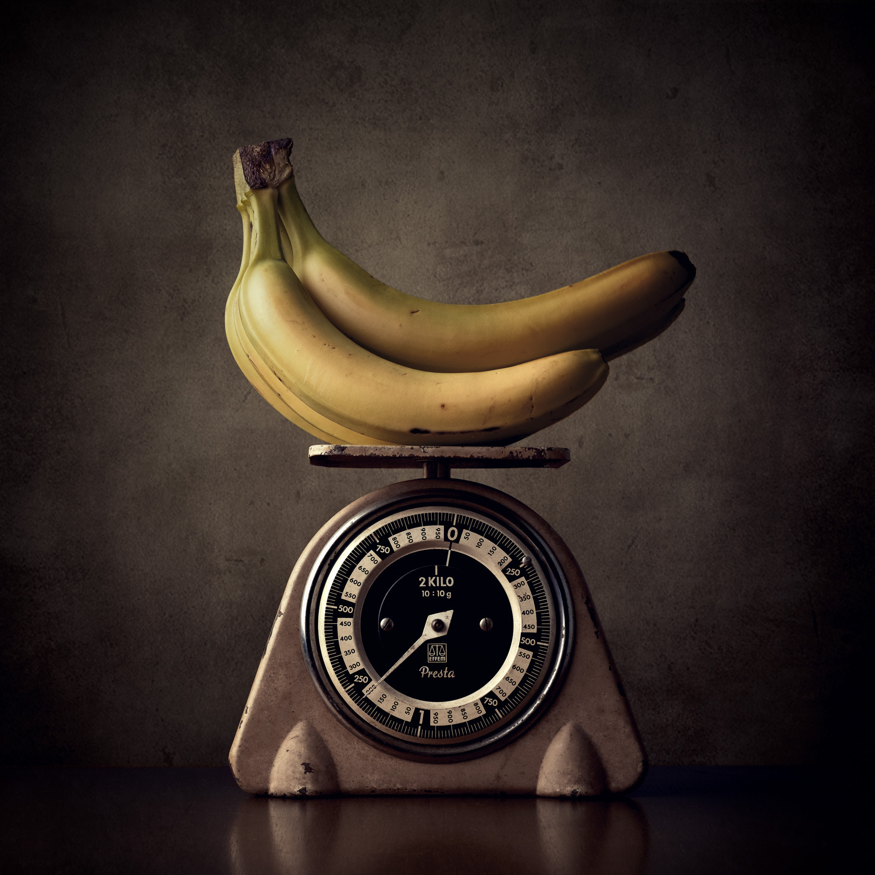 General 1800x1800 Michael Schnabl still life food fruit bananas scale Bunch of Bananas reflection weightscale