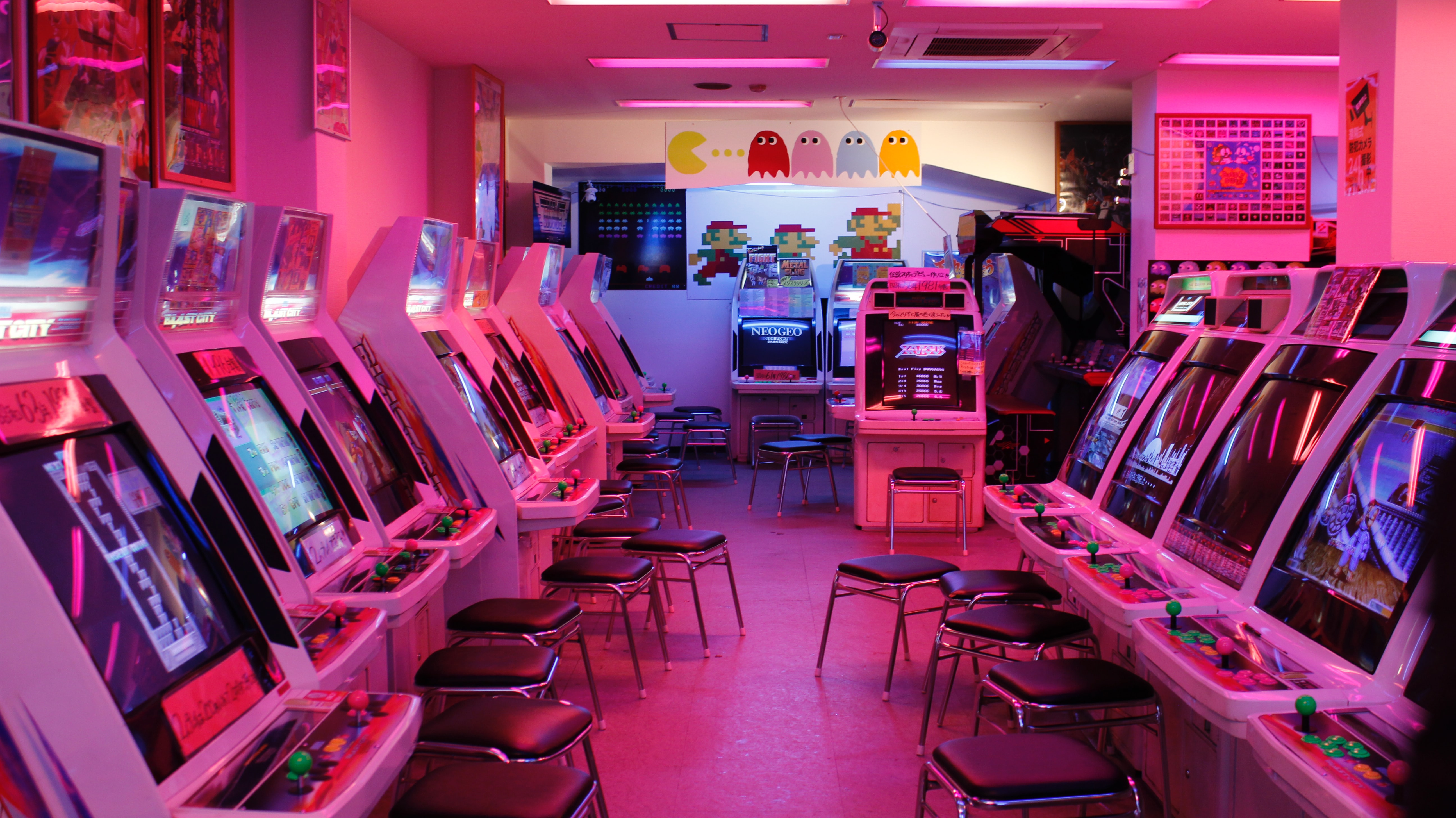 General 5184x2912 pink retrowave arcade  vintage video games