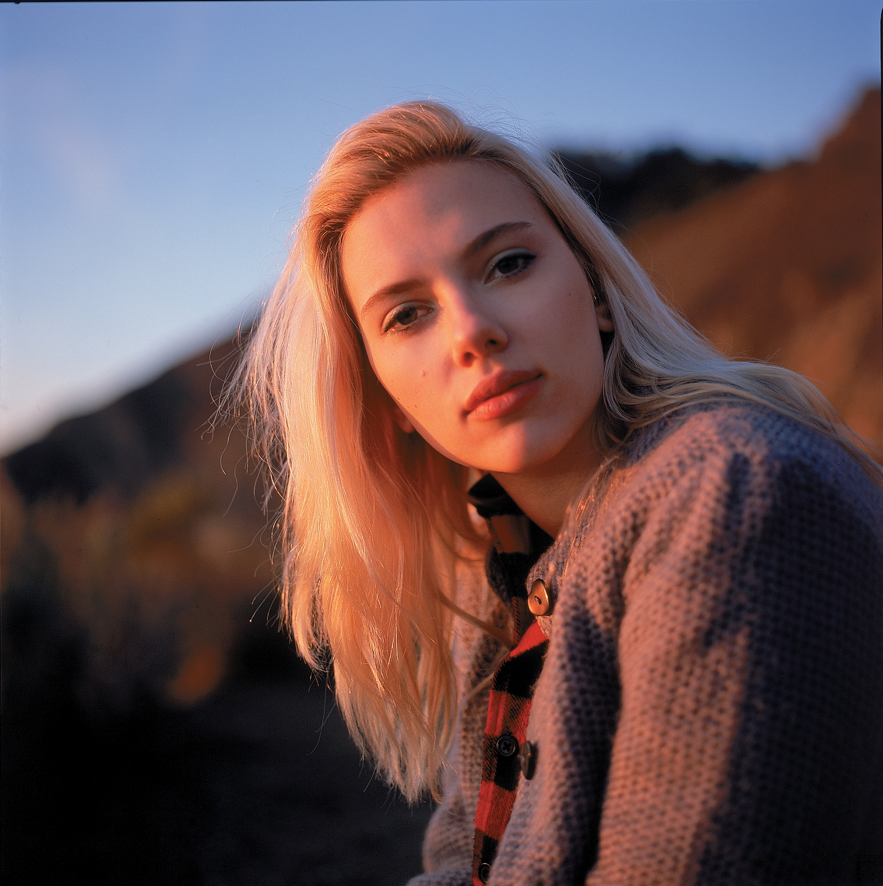People 1807x1814 Scarlett Johansson women actress blonde looking at viewer sunset
