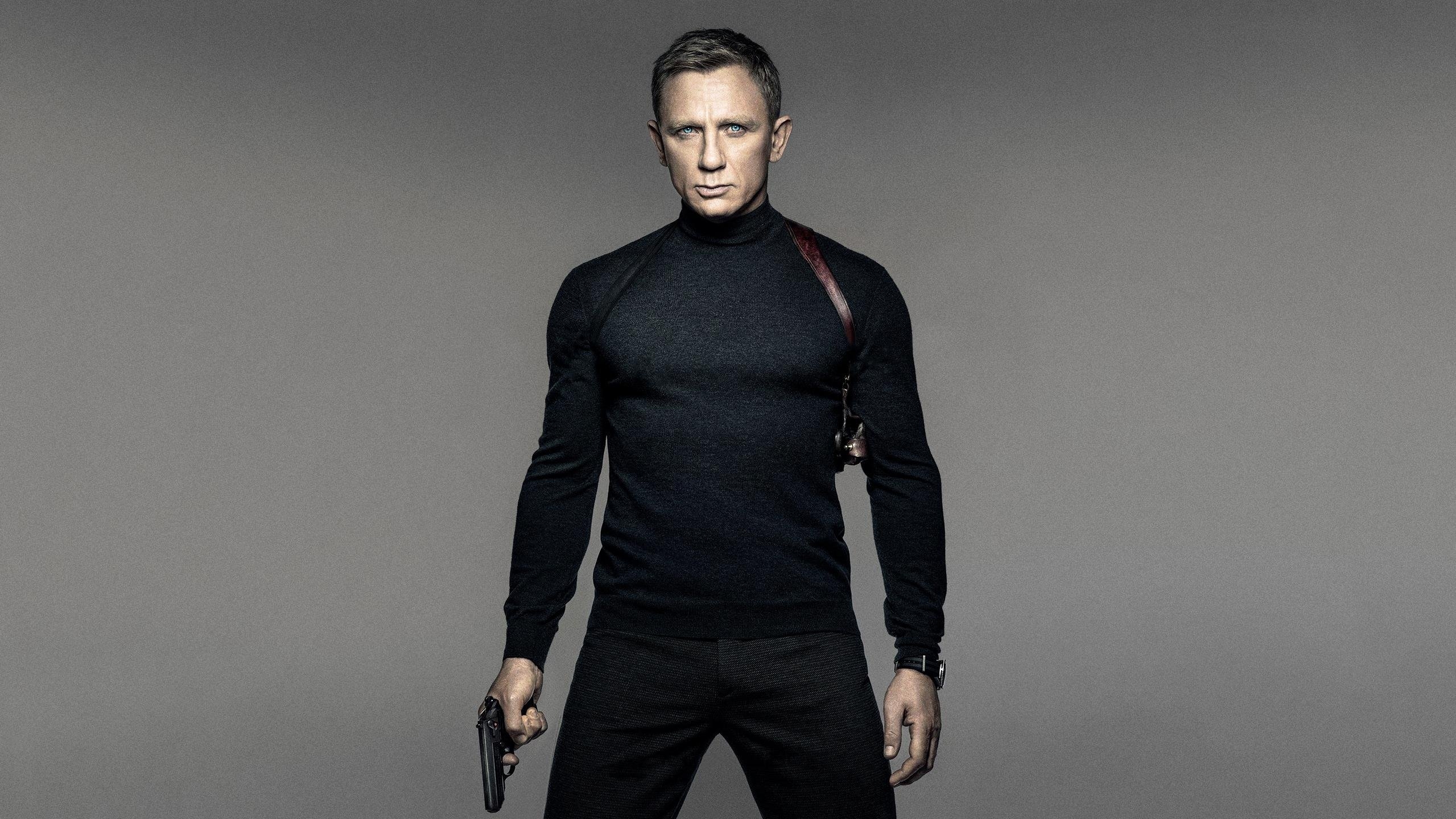 People 2559x1440 Daniel Craig James Bond simple background movies gun men actor standing gray background 007