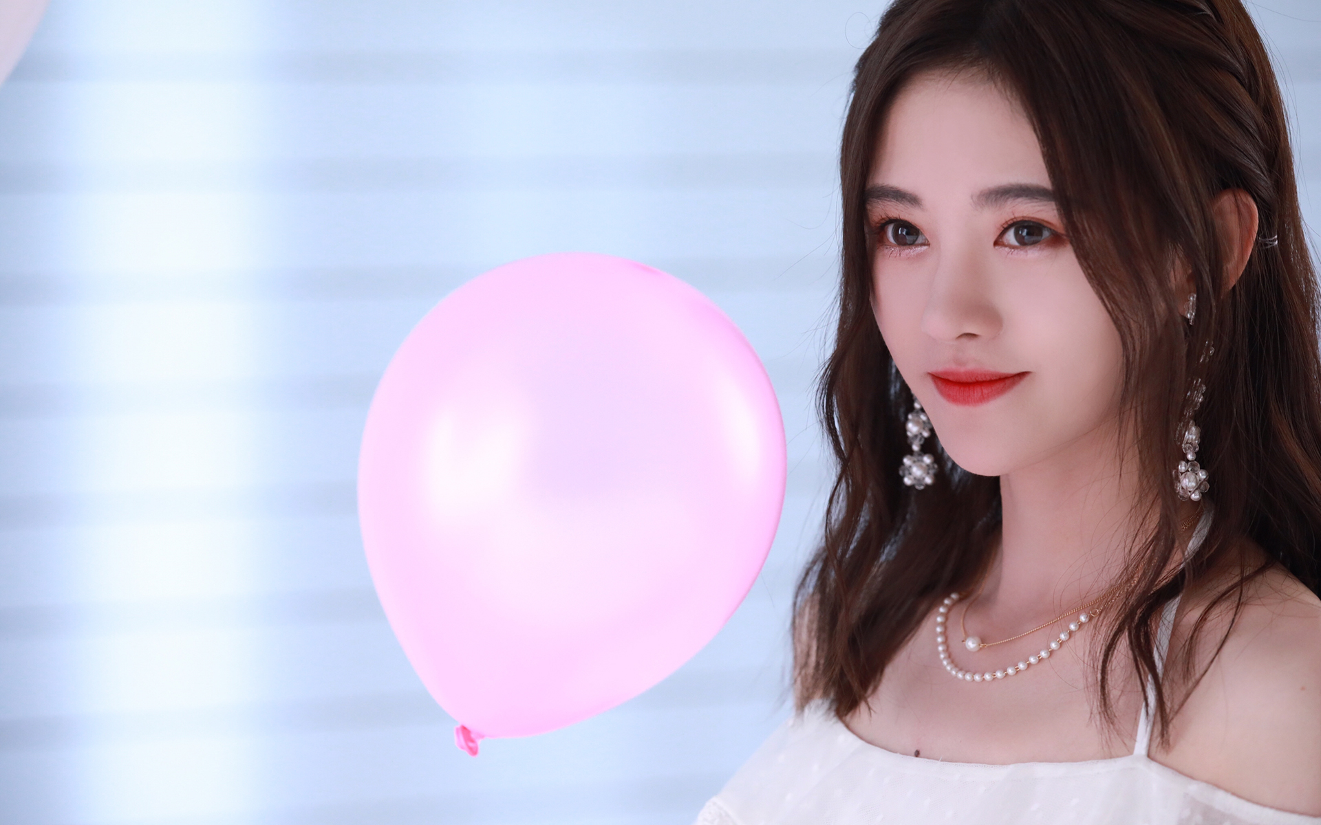 People 1920x1200 Kiku Ju Jingyi Idol actress singer women Chinese Asian balloon pearl necklace black hair lipstick