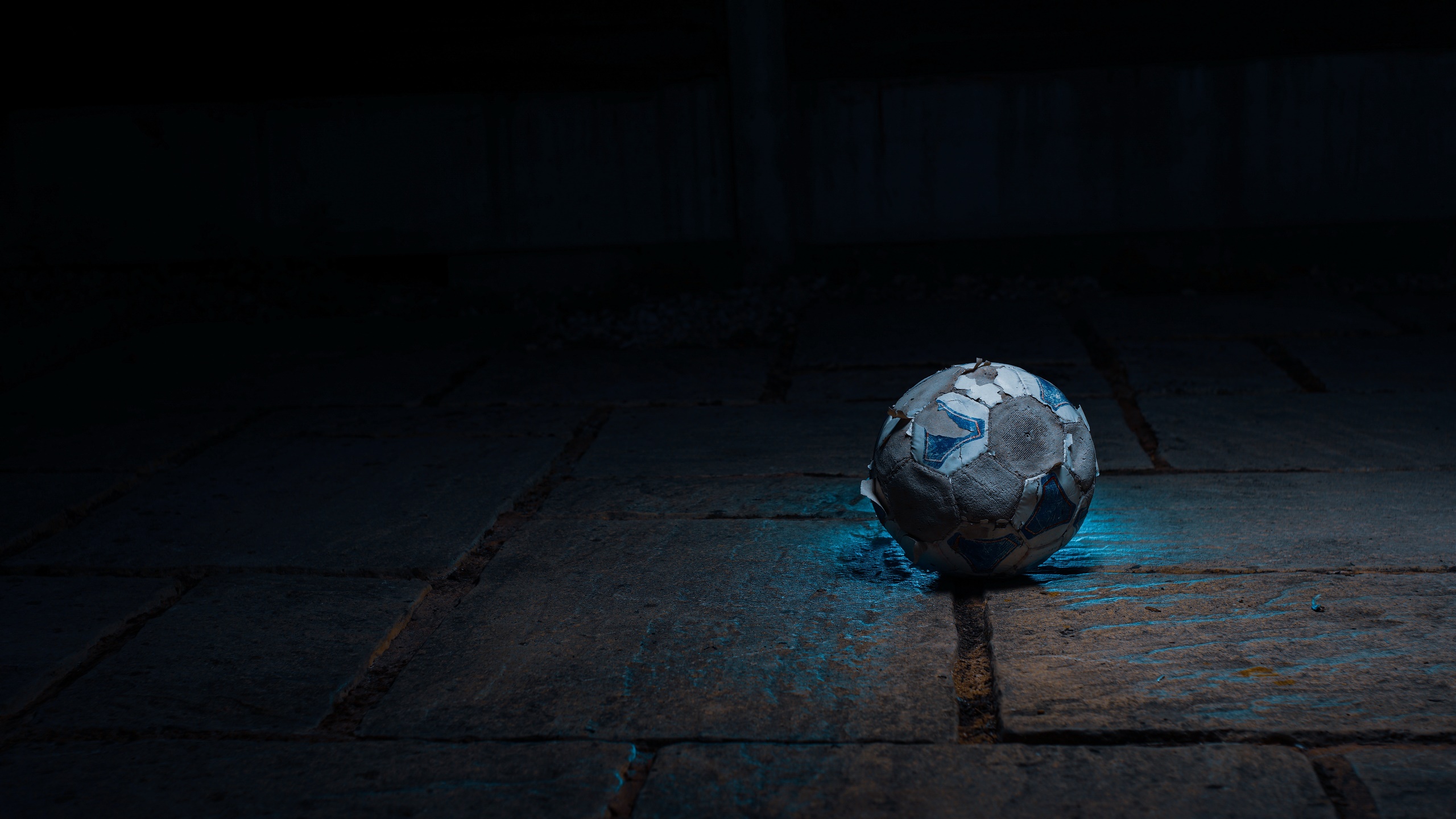 General 2560x1440 ball dark simple background soccer ball