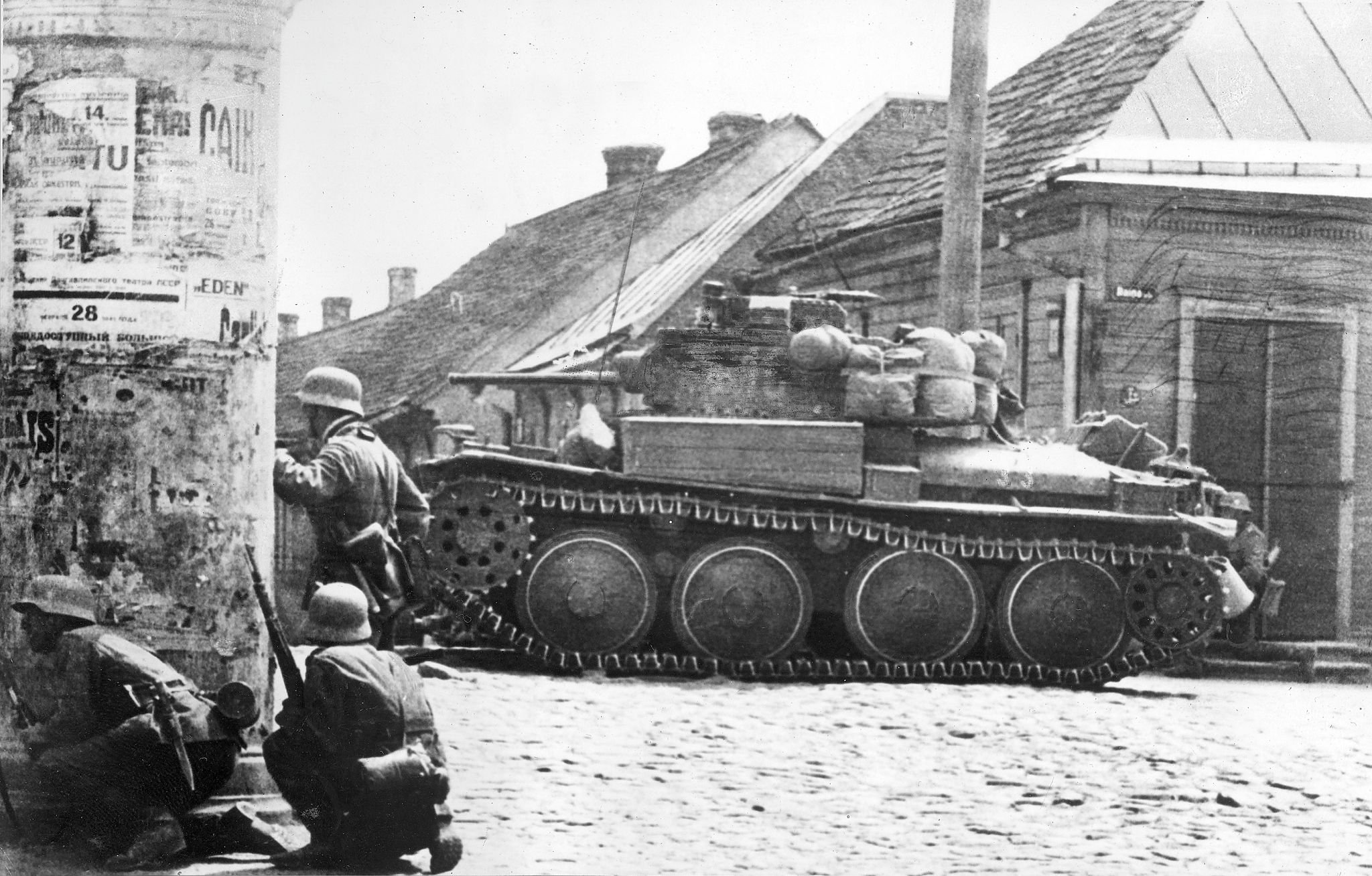 General 2048x1308 Wehrmacht World War II tank monochrome soldier men helmet gun military vehicle military uniform infantry German tanks