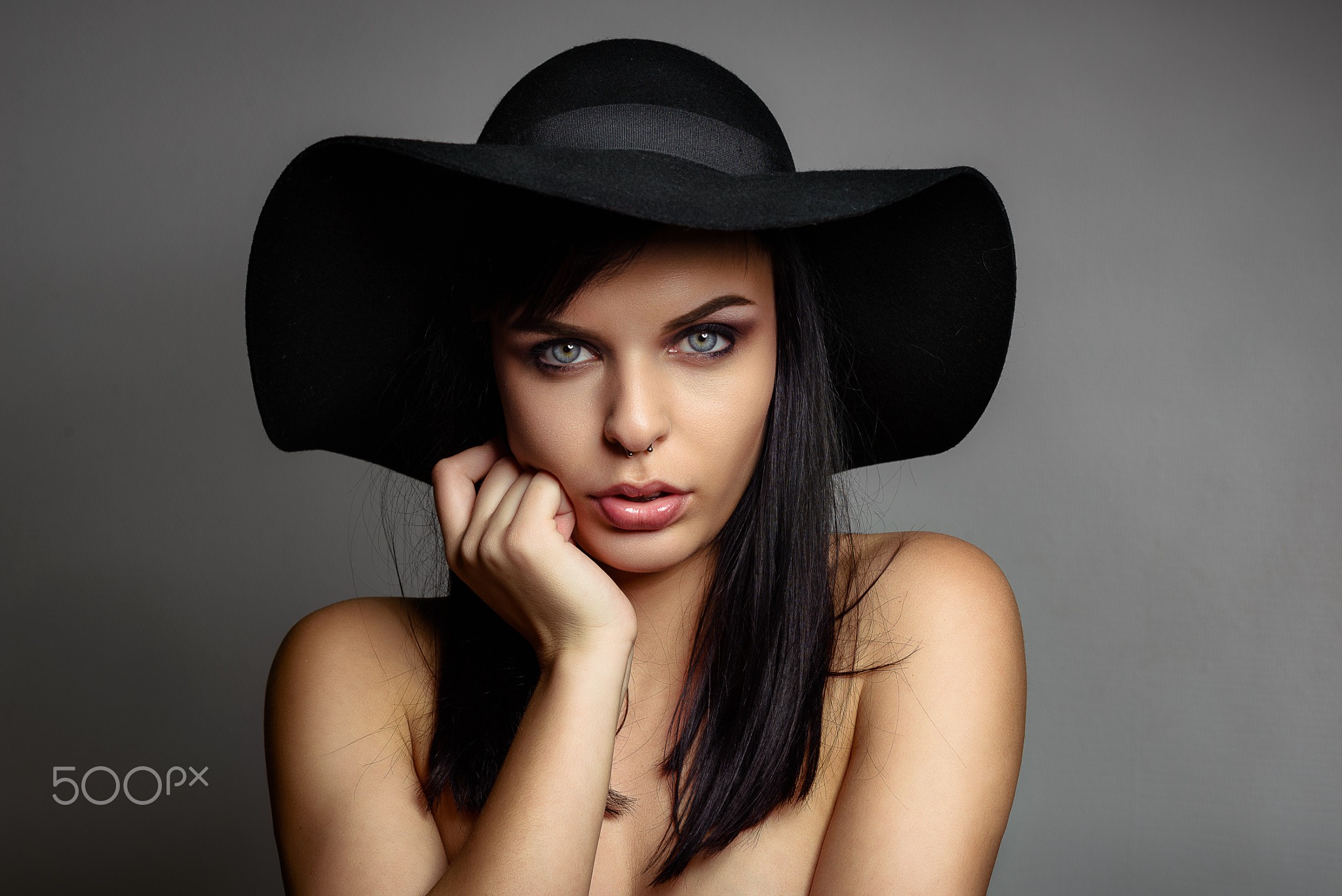 People 2048x1367 women bare shoulders face portrait hat simple background pierced nose long hair looking at viewer model 500px millinery women indoors indoors studio women with hats nose ring gray background watermarked closeup