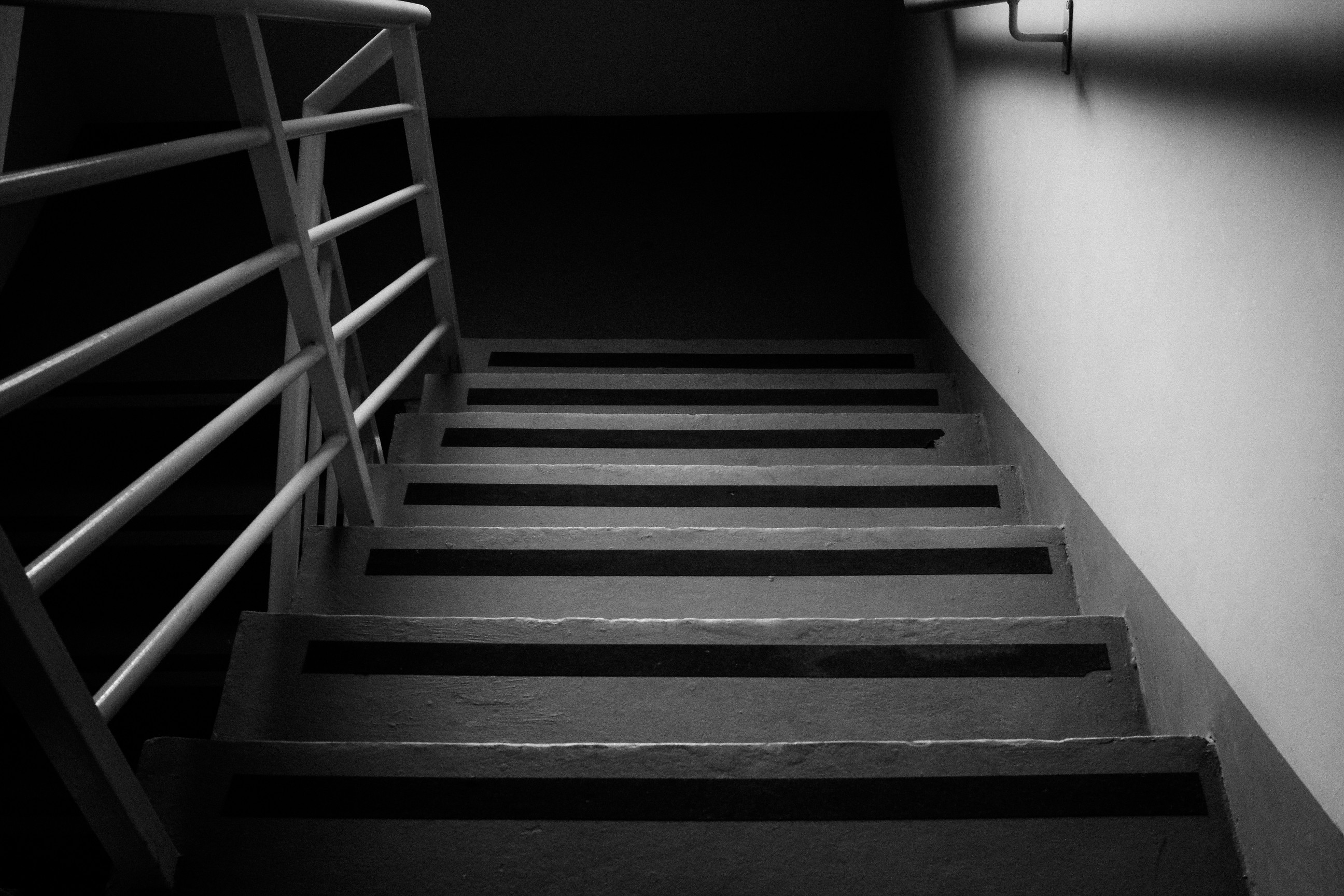 General 2592x1728 monochrome stairs dark indoors