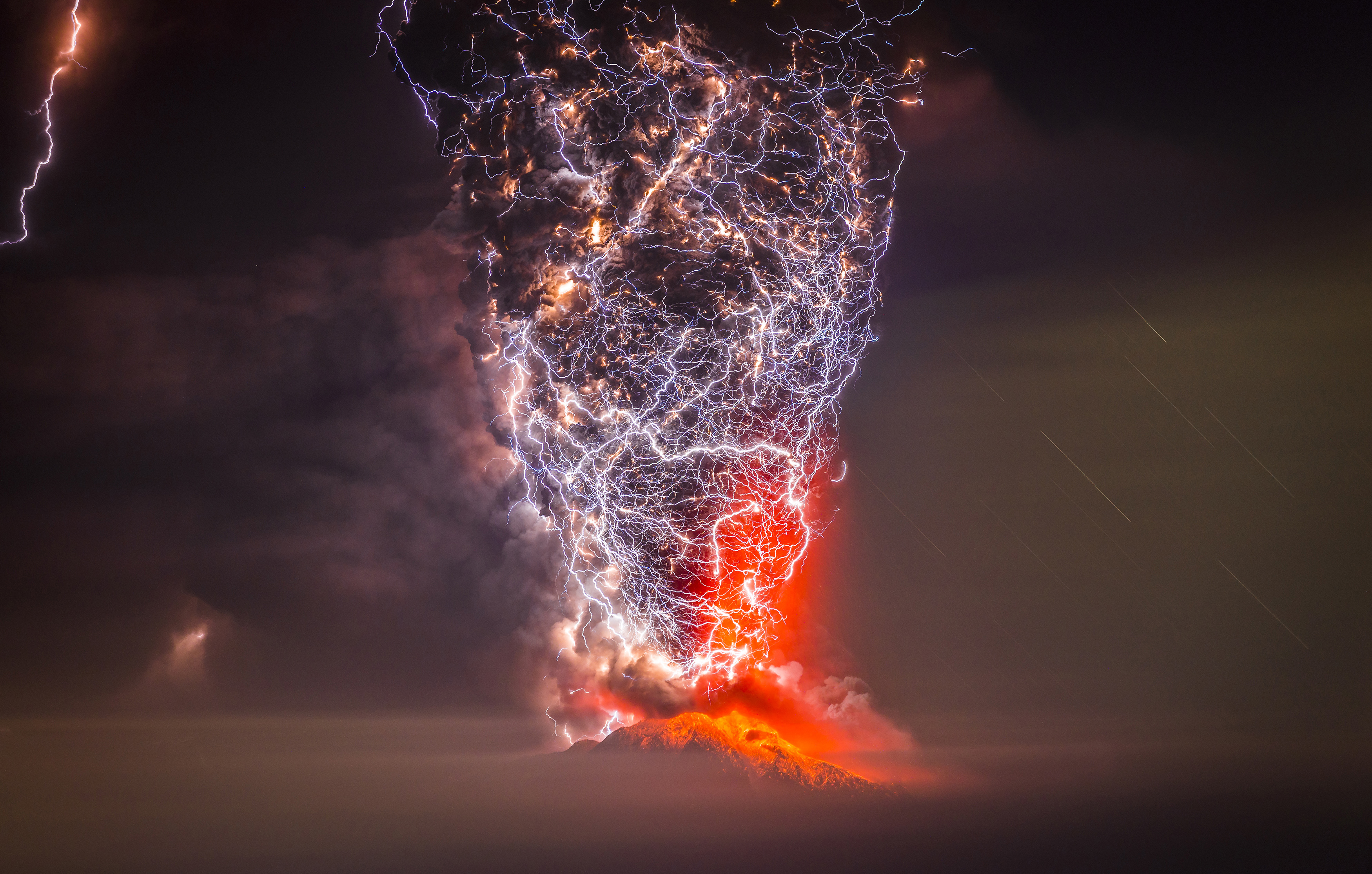 General 3500x2231 volcano lightning Chile